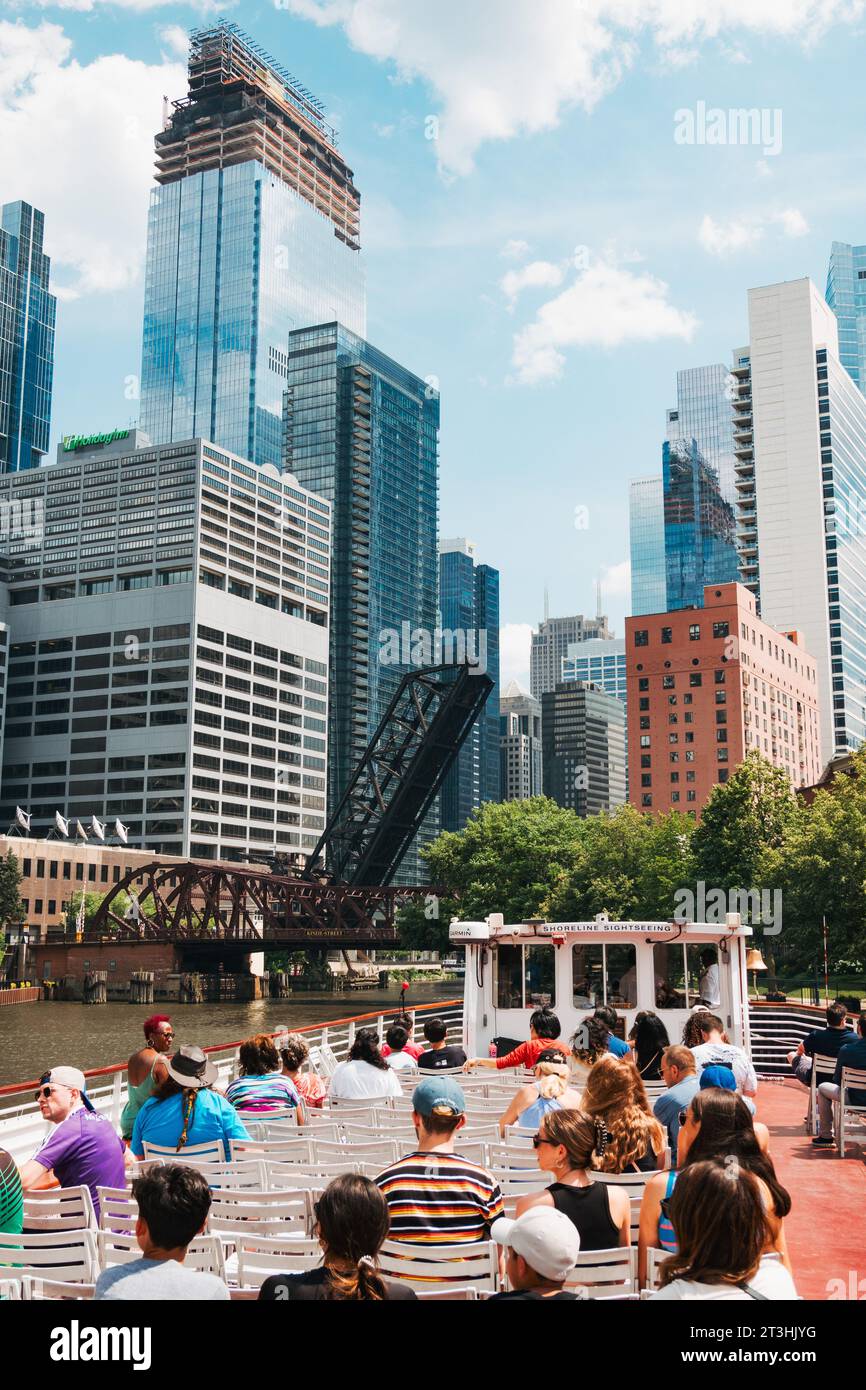 Les touristes en croisière fluviale regardent le vieux Chicago & Northwestern Railway Bridge (surélevé) le long du pont Kinzie Street (niveau), Chicago Banque D'Images