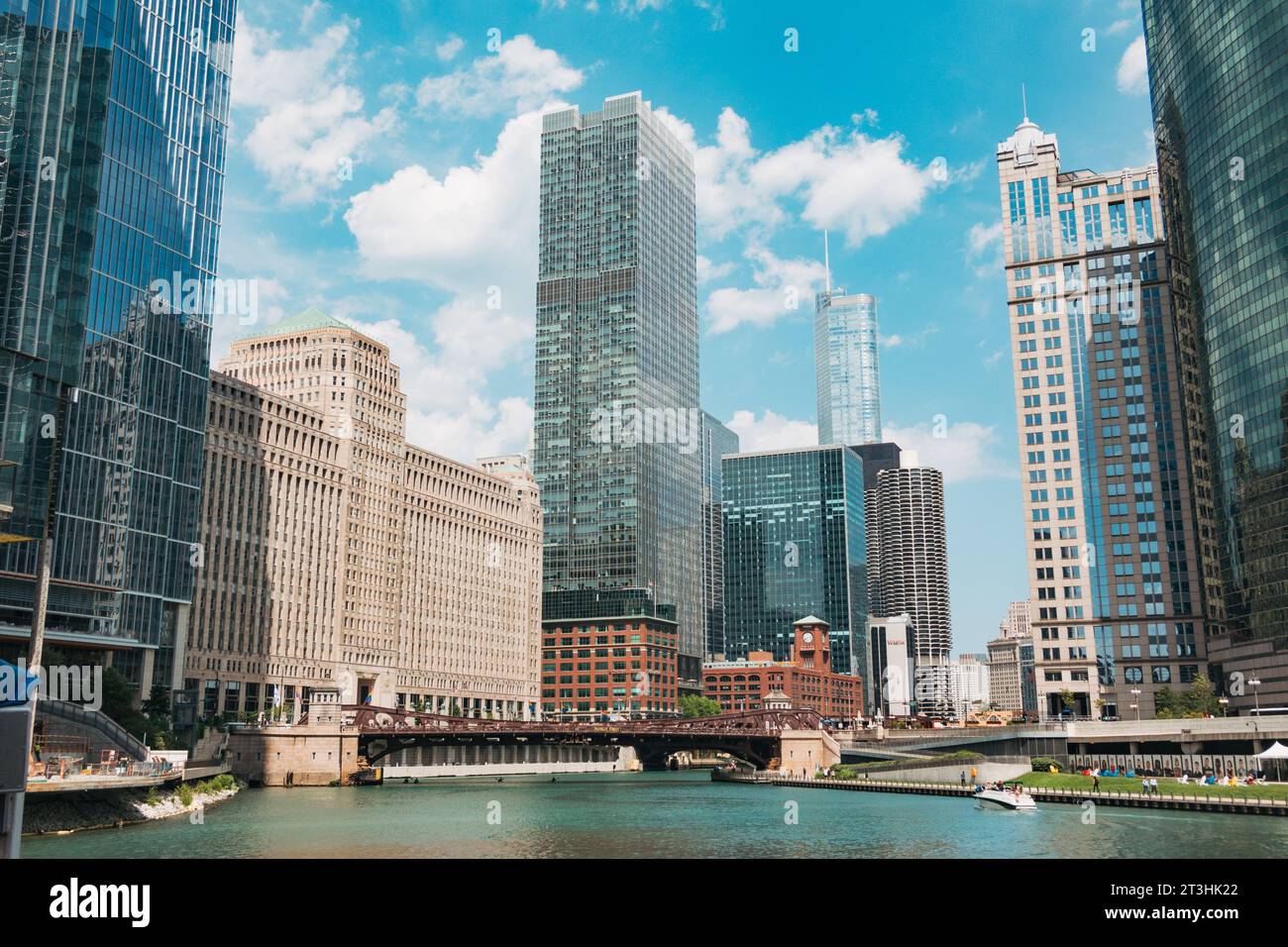 Des gratte-ciel entourent l'extrémité ouest de la rivière Chicago. Le pont Franklin–Orleans Street et l'édifice Merchandise Mart sont visibles (au centre) Banque D'Images