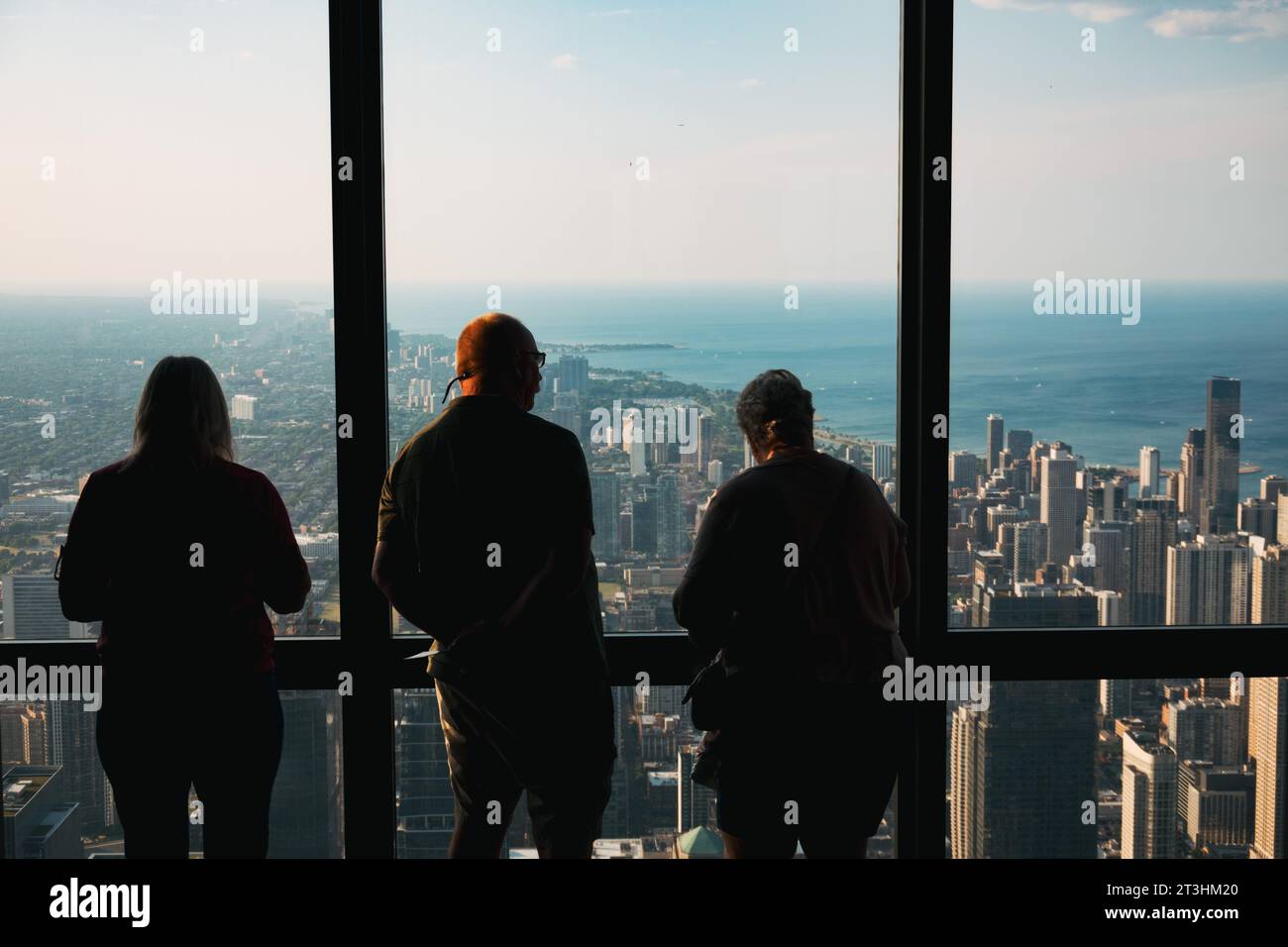 Touristes regardant vers le nord à Willis Tower observation deck, Chicago, États-Unis Banque D'Images
