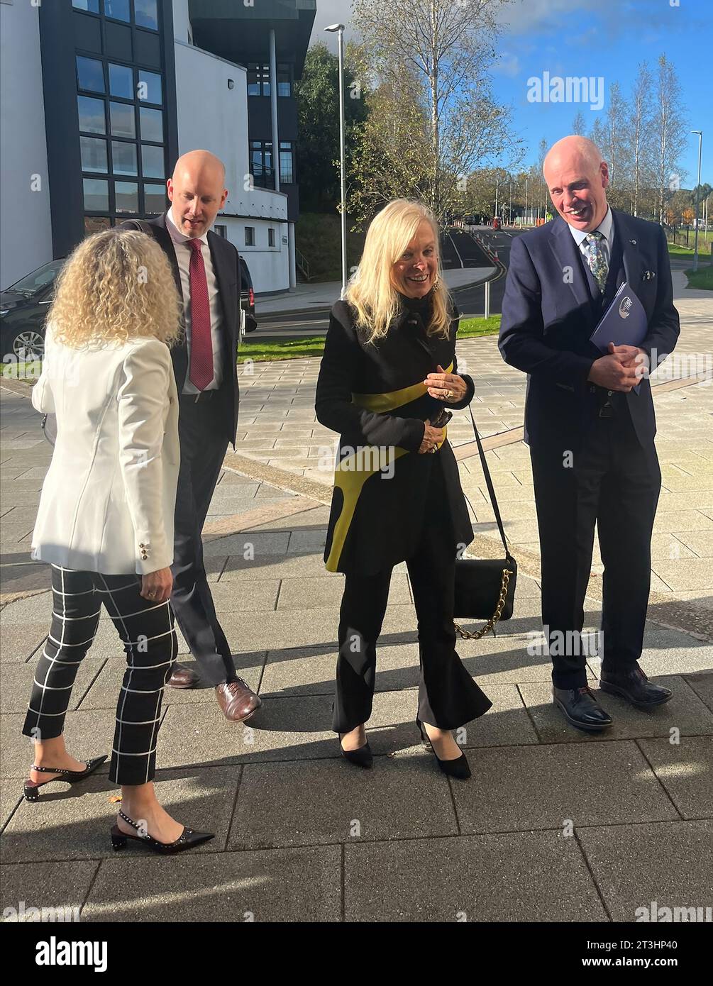 L'ambassadrice des États-Unis au Royaume-Uni Jane Hartley (troisième à partir de la droite) lors d'une visite au Belfast Metropolitan College mercredi. L'ambassadeur a exhorté les politiciens d'Irlande du Nord à retourner à Stormont pour «profiter» du cadre de Windsor. Banque D'Images