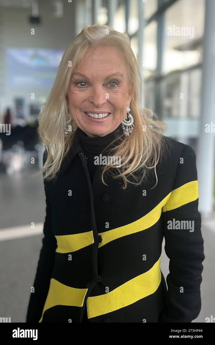 L'ambassadeur des États-Unis au Royaume-Uni Jane Hartley lors d'une visite au Belfast Metropolitan College mercredi. L'ambassadeur a exhorté les politiciens d'Irlande du Nord à retourner à Stormont pour «profiter» du cadre de Windsor. Banque D'Images