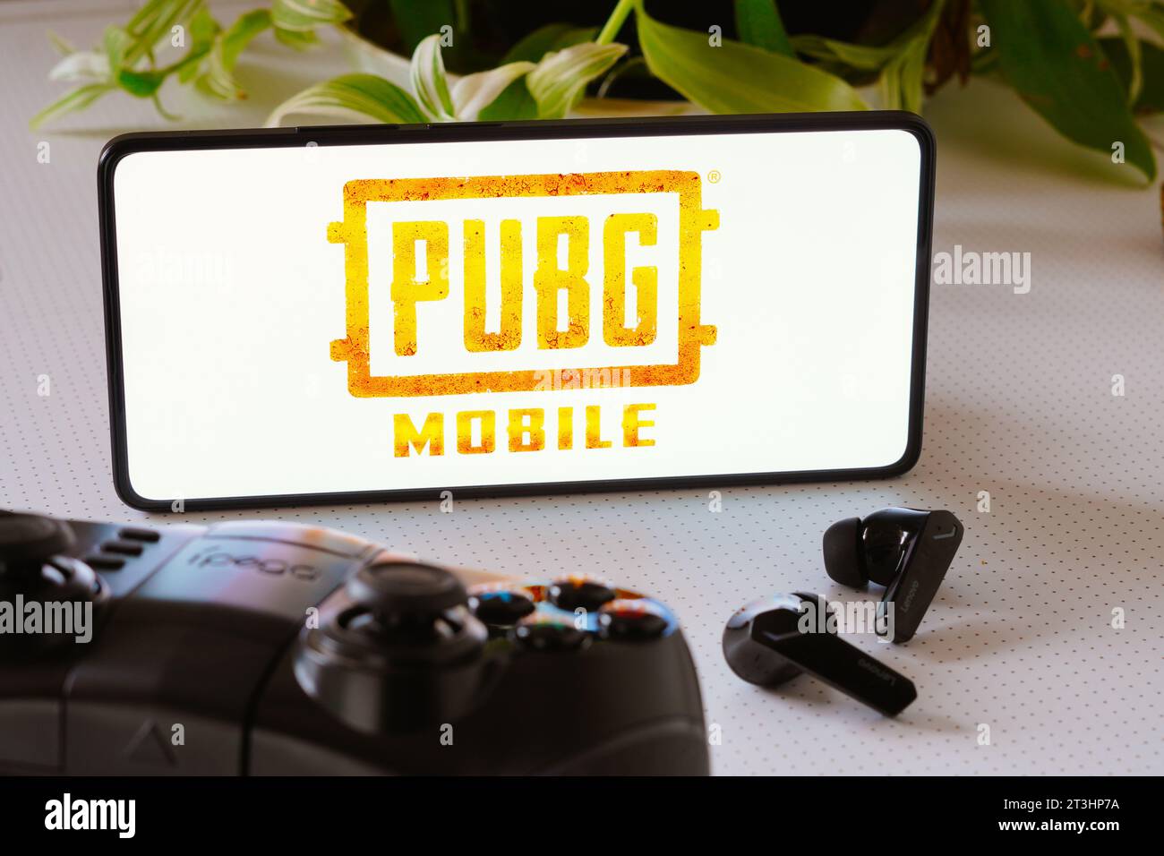 Brésil. 25 octobre 2023. Sur cette photo, le logo du jeu PUBG Mobile est affiché sur l'écran d'un smartphone, à côté d'une manette de jeu et d'un casque. Crédit : SOPA Images Limited/Alamy Live News Banque D'Images