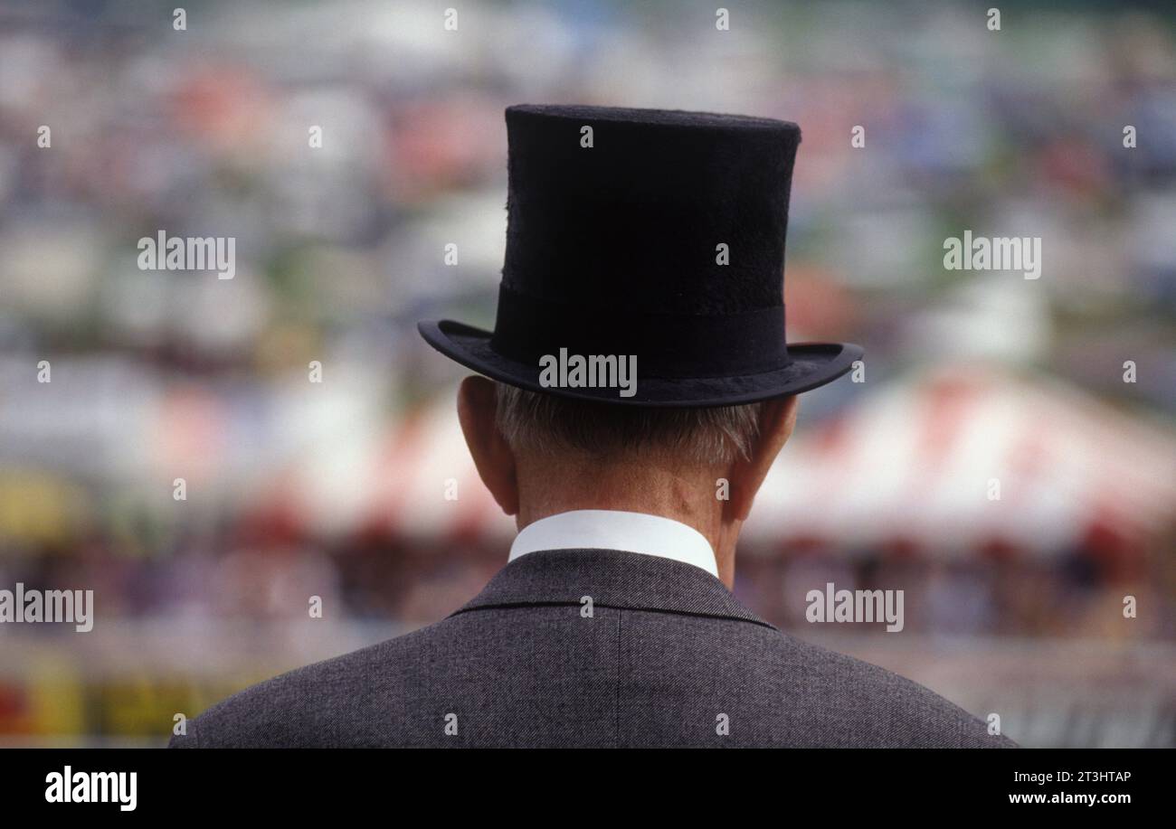 Epsom Derby course de chevaux. Un homme plus âgé portant un chapeau haut-de-forme traditionnel en soie noire et un costume gris. Epsom Downs, Surrey, Angleterre juin 1995 1990s Royaume-Uni HOMER SYKES Banque D'Images