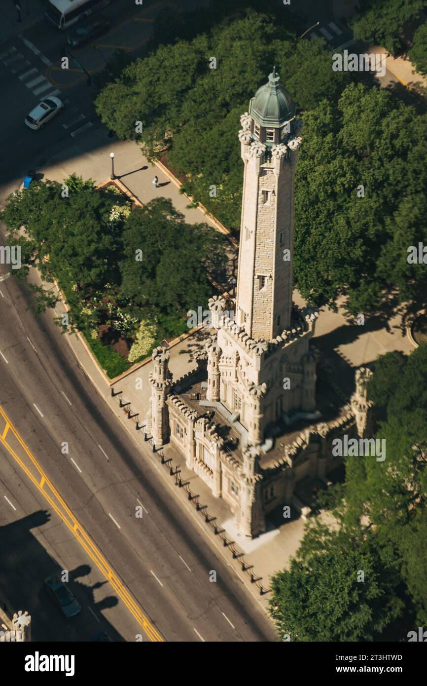 Vue aérienne du Chicago Water Tower, érigé en 1869. L'une des seules structures à avoir survécu au grand incendie de Chicago de 1871. Maintenant un lieu historique Banque D'Images