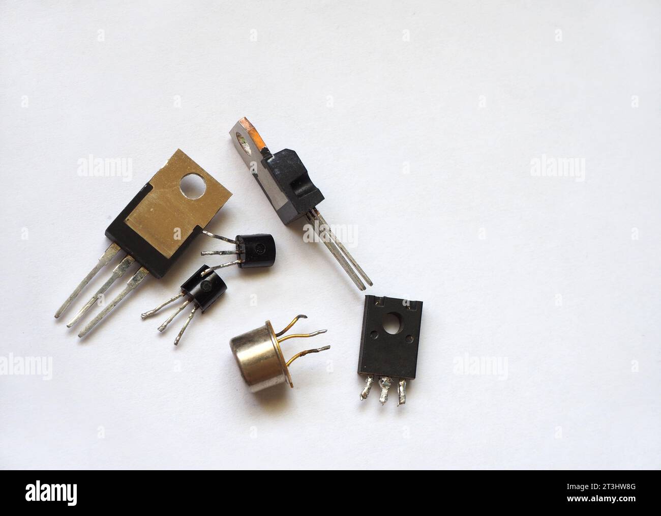 Types de transistor, triode, triac, mosfet ou thristor. Pièces semi-conductrices. Banque D'Images