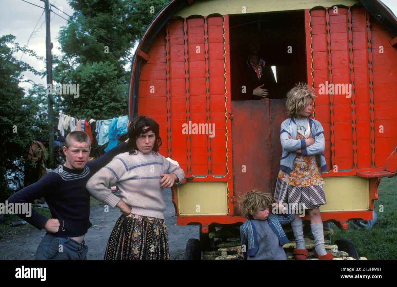 Groupe familial de voyageurs irlandais. Mères enfants, ils sont plantés au bord de la route. Le wagon est un wagon traditionnel en bois Bow ou Barrel Top cheval tiré. Bunratty, County Clare, Eire années 1979 1970 rural Irlande du Sud HOMER SYKES Banque D'Images