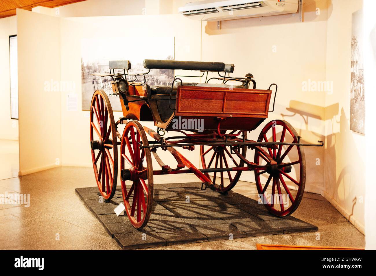 vieille voiture dans le musée. Paraguay - 2 mai 2023. Photo de haute qualité Banque D'Images