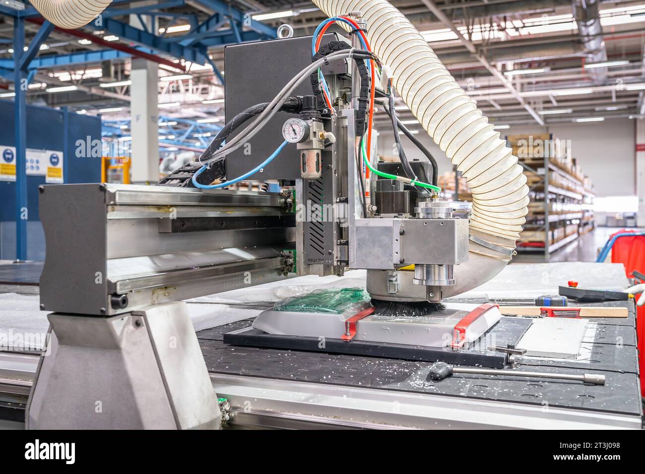 Ligne d'assemblage automatisée avec partie industrielle de meulage de tuyau ondulé. Photo de haute qualité Banque D'Images