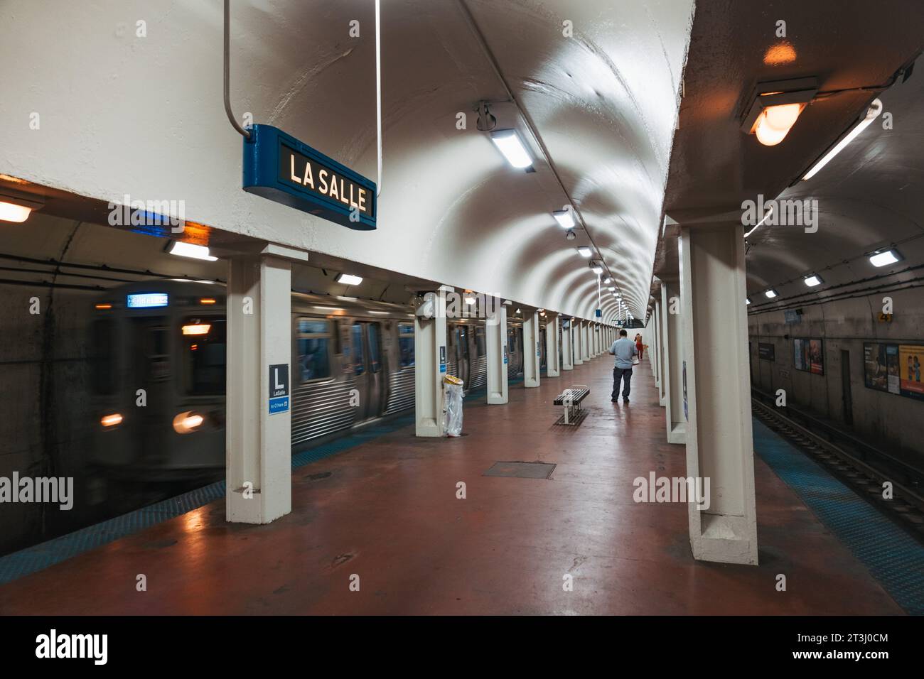 Un train arrive au quai de la gare LaSalle Street à Chicago, aux États-Unis Banque D'Images