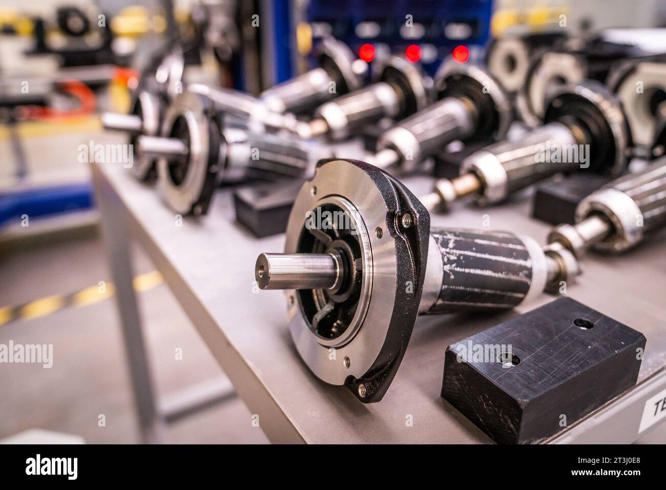 Accessoires industriels pour pompes électriques sur support vue à angle droit Banque D'Images