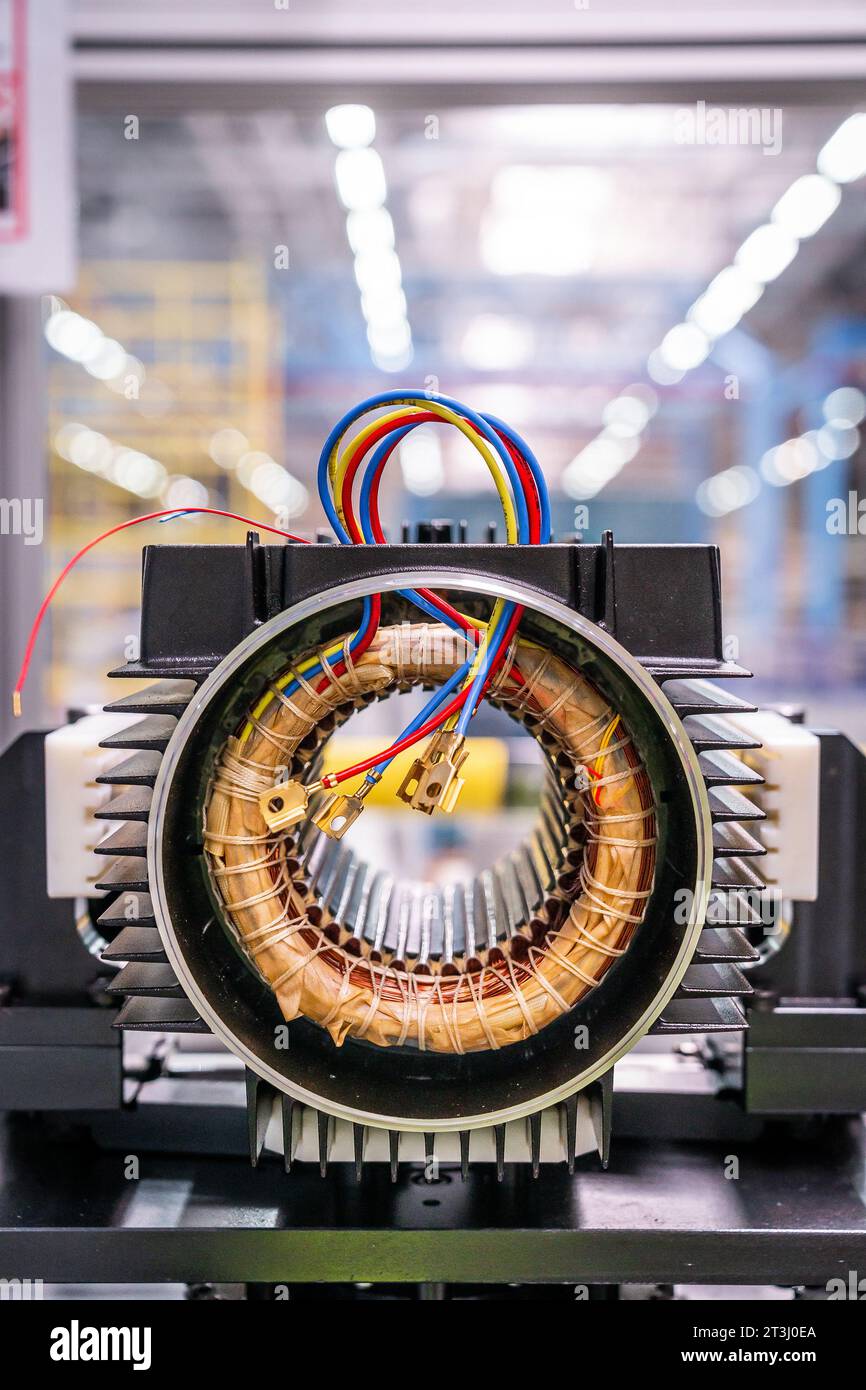 Vue verticale avant du moteur électrique pour l'industrie des pompes. Banque D'Images