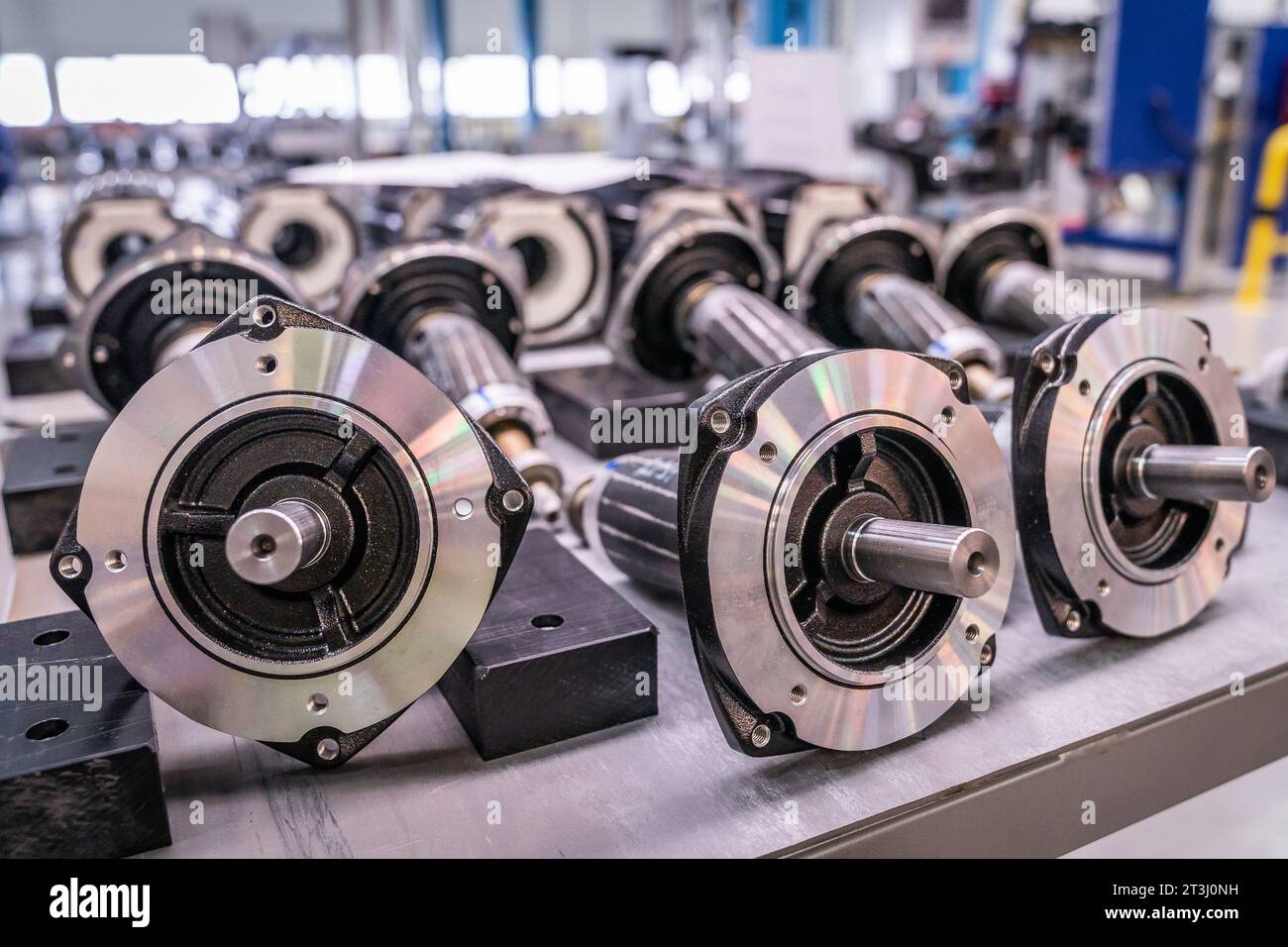 Accessoires industriels pour pompes électriques sur support. Banque D'Images