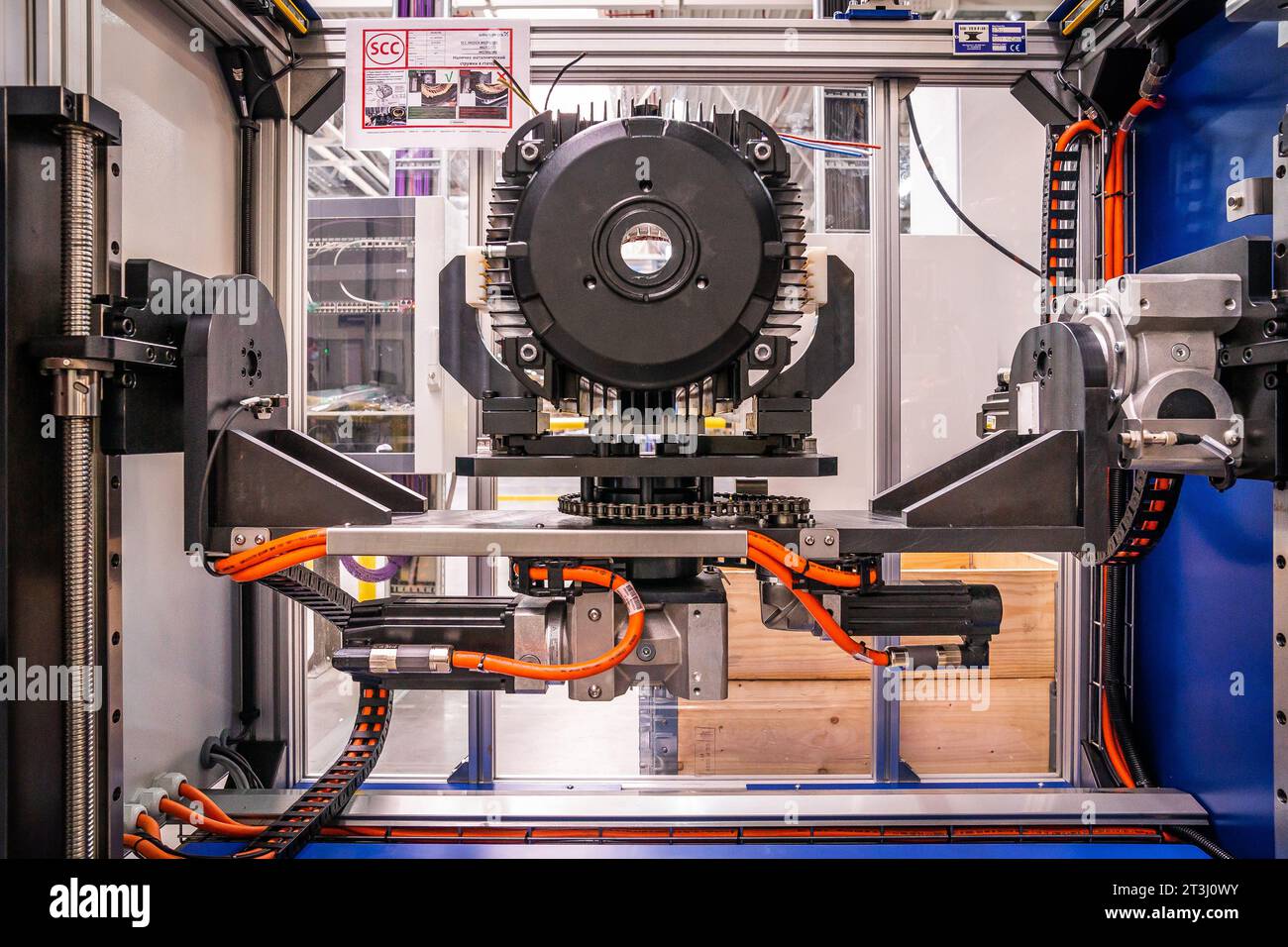 Détail d'une pompe industrielle électrique sur un support de construction avec fils vue du milieu avant. Banque D'Images