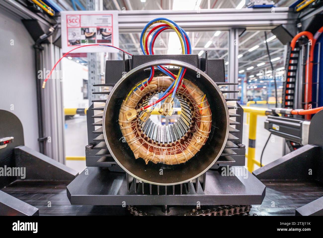 Moteur électrique avec fils pour l'industrie des pompes vue avant horizontale. Banque D'Images