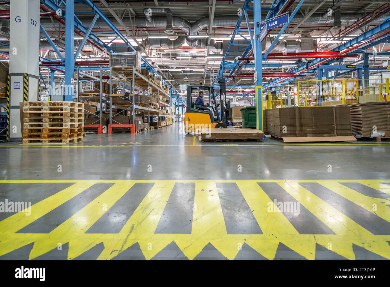 Vue avant de l'intérieur de l'entrepôt de l'usine de pompage Banque D'Images