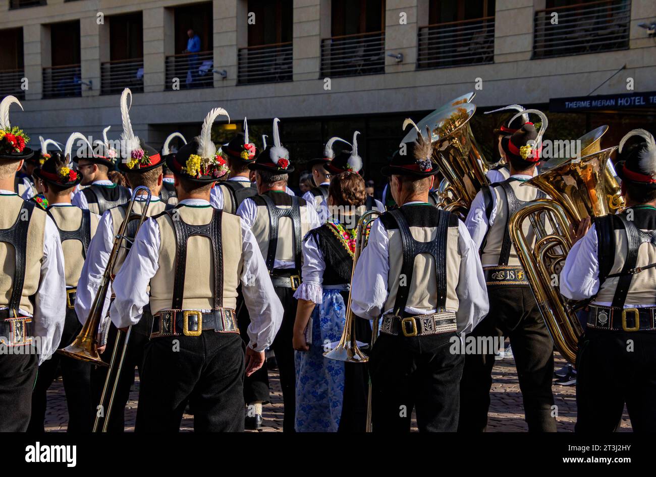 Meran, Tyrol du Sud, Italie - 15 octobre 2023 défilé traditionnel de groupes de musique à la fête du raisin Banque D'Images