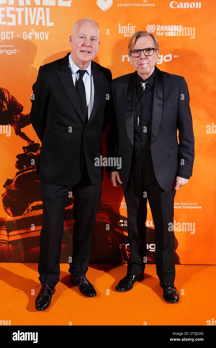 David Yates (à gauche) et Timothy Spall arrivent pour le gala d'ouverture du Raindance film Festival pour la première britannique de Day of the Fight au Waldorf Hilton de Londres. Date de la photo : mercredi 25 octobre 2023. Banque D'Images