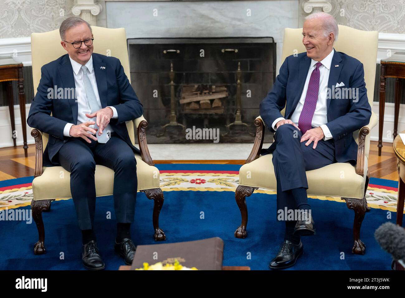 Washington, États-Unis. 25 octobre 2023. Le président américain Joe Biden, à droite, partage un moment de lumière avec le Premier ministre australien Anthony Albanese, à gauche, lors d'une réunion bilatérale dans le bureau ovale de la Maison Blanche, le 25 octobre 2023 à Washington, DC crédit : Adam Schultz/White House photo/Alamy Live News Banque D'Images