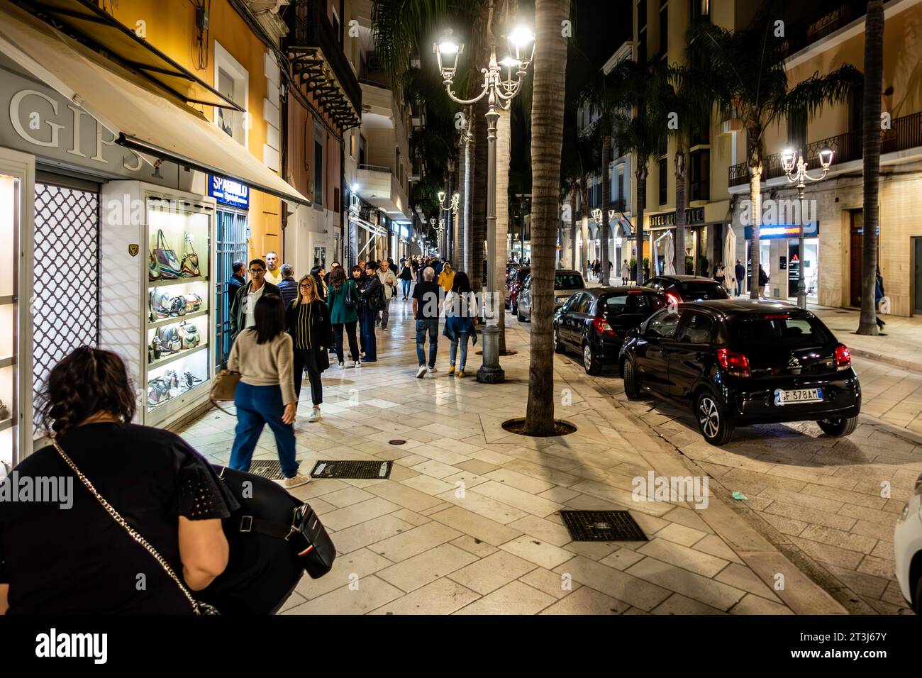 Foule marchant la nuit à Corsa Umberto, la principale rue commerçante de Brindisi Banque D'Images