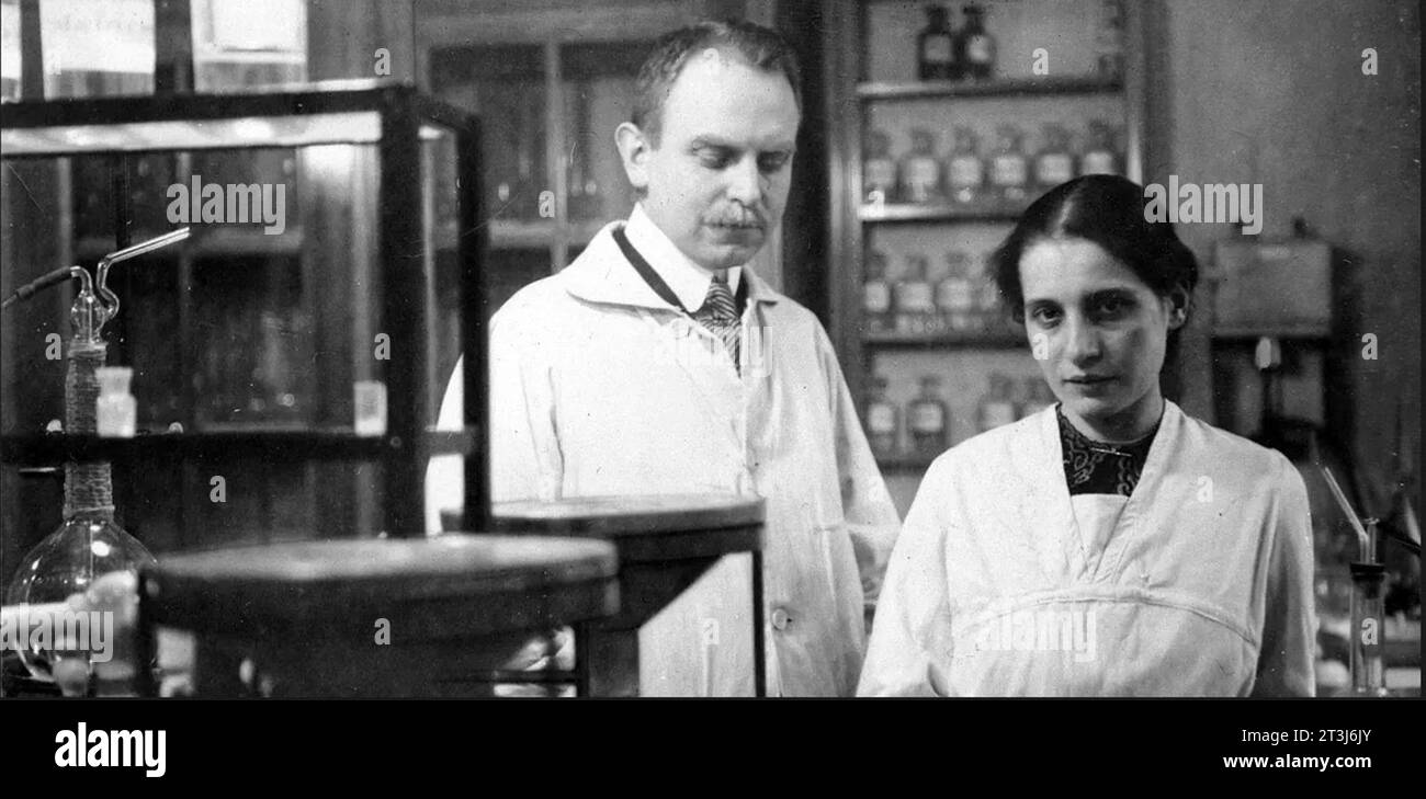 Otto Hahn et Lise Meitner en 1912. Hahn et Meitner à l'Institut de chimie Emil Fischer à Berlin Banque D'Images