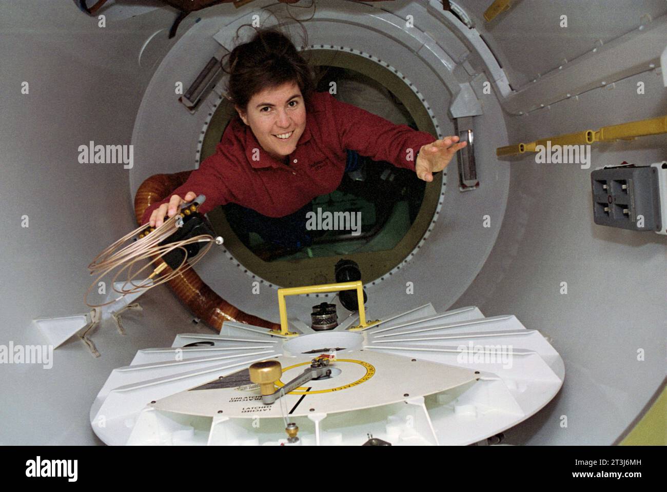 Janice Elaine Voss (1956 – 2012) Ingénieur américain et astronaute de la NASA. Janice Voss, avec une caméra et un câble en main, l'astronaute Janice E. Voss, spécialiste de mission, flotte à travers un tunnel spécial dans le module SpaceHab. Banque D'Images