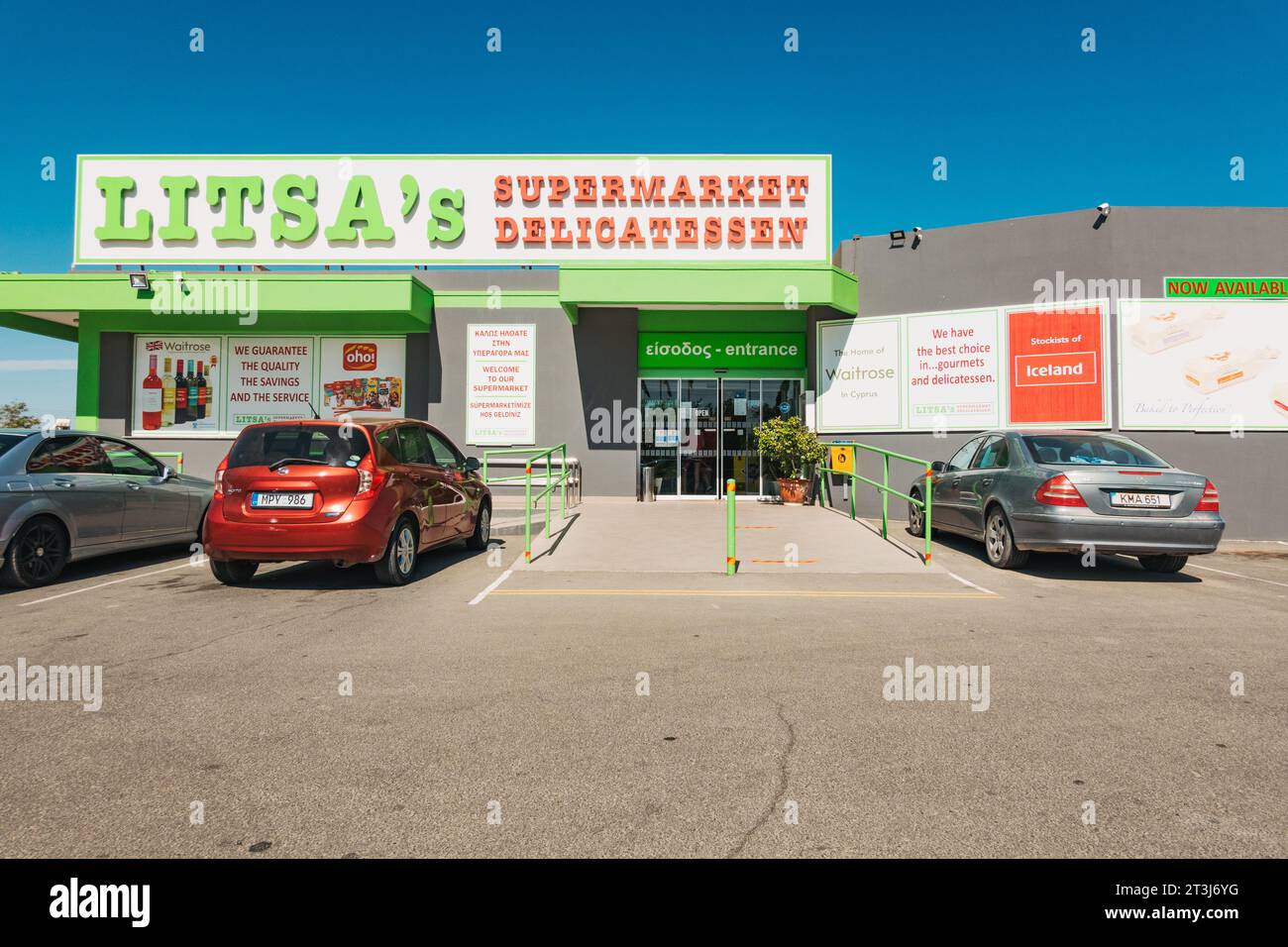 Supermarché Litsa à l'intérieur de la base souveraine britannique Ayios Nikolaos sur l'île de Chypre. Stockage d'une gamme de marques britanniques telles que Waitrose Banque D'Images