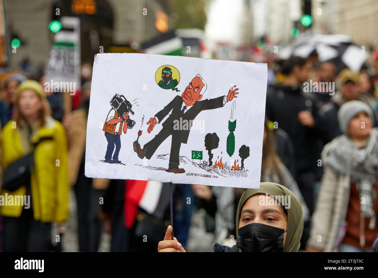 Londres, Royaume-Uni - 21 octobre 2023. : Un manifestant tient une pancarte critiquant la couverture médiatique lors d'une Marche nationale pour la Palestine, organisée par la Palestine Solidarity Campaign. Banque D'Images