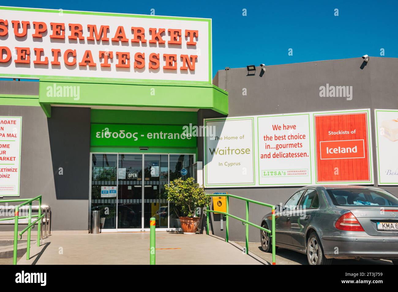 Les marques de supermarchés britanniques Waitrose et Islande ont affiché sur une vitrine dans la zone de souveraineté britannique, Chypre Banque D'Images