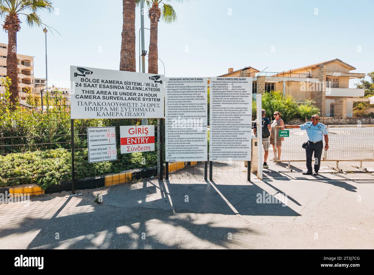 Signalisation d'avertissement à l'entrée de Varosha, un township abandonné de Famagouste, Chypre-Nord Banque D'Images