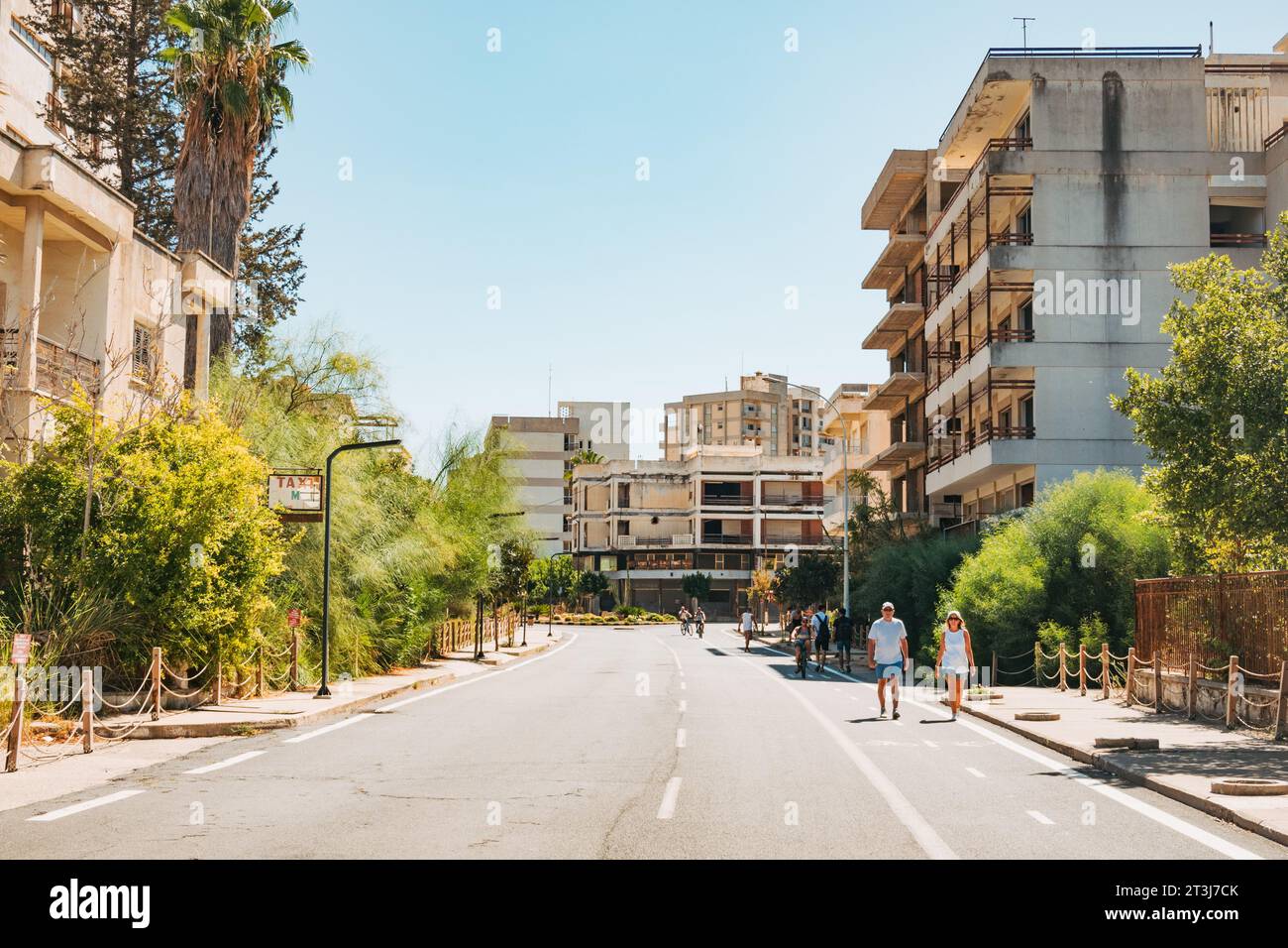 Banlieue balnéaire abandonnée de Varosha dans la ville de Famagouste, Chypre du Nord. Les habitants ont fui une invasion turque de 1974, rouvert au tourisme en 2020. Banque D'Images