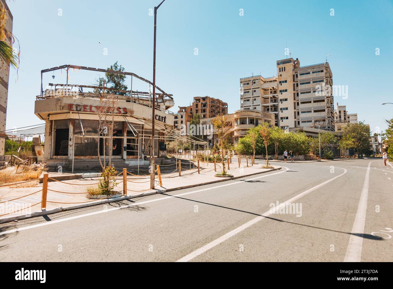 Le café abandonné Edelweiss dans la banlieue de Varosha, Famagouste, Chypre du Nord. Les troupes turques ont envahi en 1974 et les résidents sont incapables de rentrer Banque D'Images