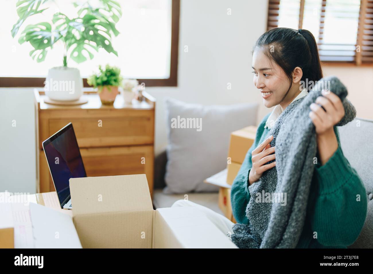 Belle femme asiatique, blogueur, blog, présentant des vêtements de mode, vidéo en direct, médias sociaux, l'enregistrer, vendre en ligne via des appareils photo numériques, pme ou petite Banque D'Images