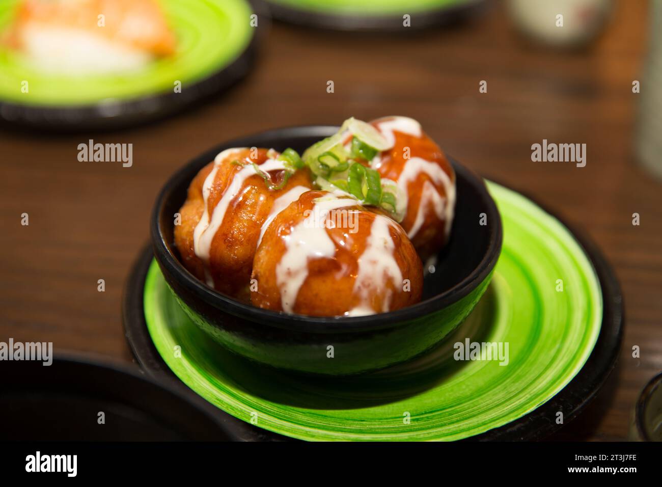 Apéritif japonais Takoyaki arrosé de sauce yum yum et sauce anguille Banque D'Images