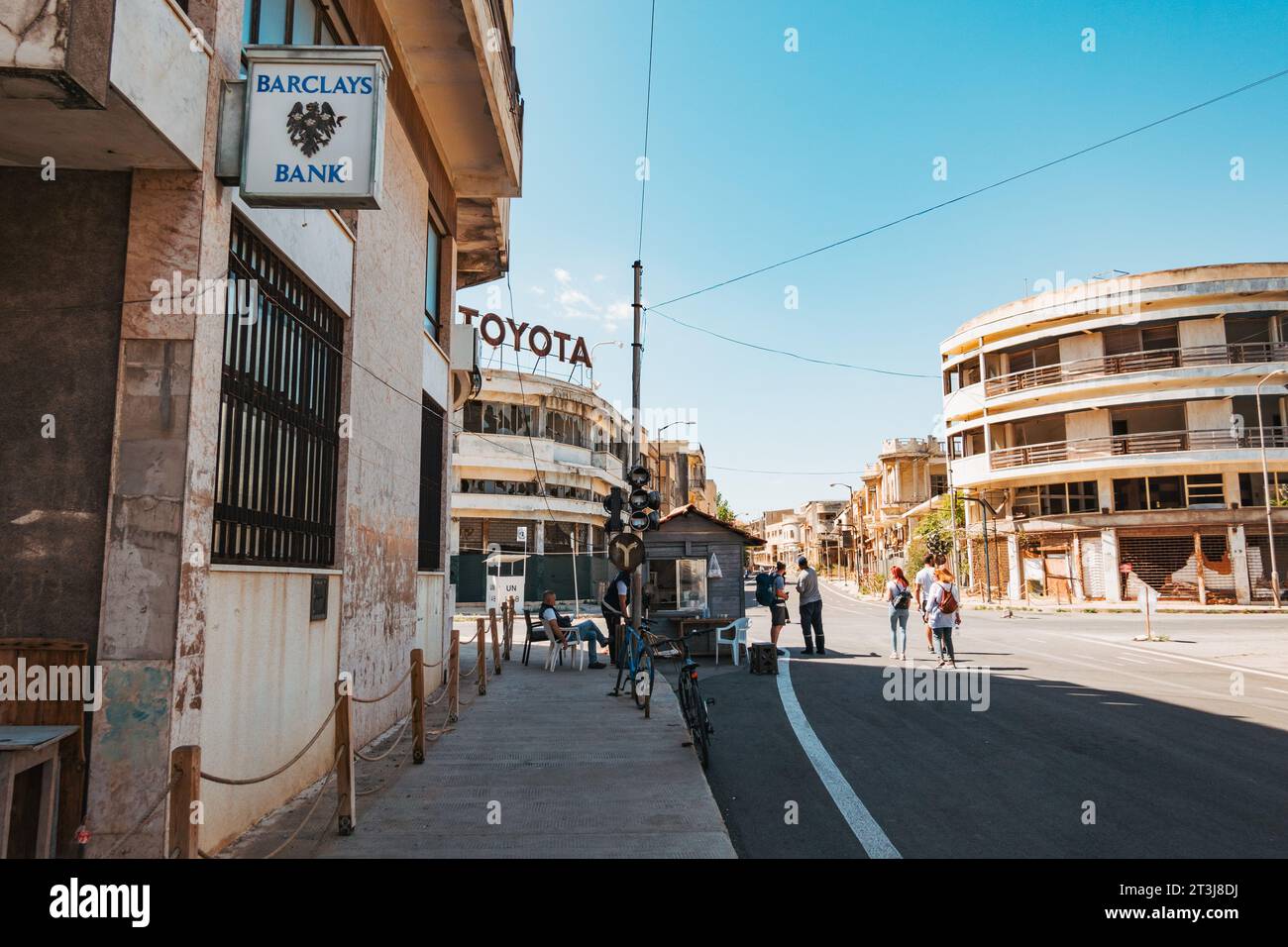 Les touristes marchent le long d'une rue nouvellement pavée dans la ville fantôme de Varosha, dans le nord de Chypre, qui a ouvert au public en 2020 après 46 ans Banque D'Images