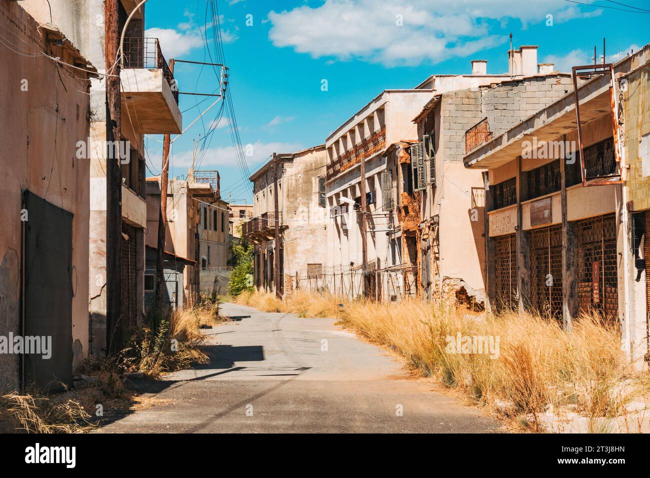Banlieue balnéaire abandonnée de Varosha dans la ville de Famagouste, Chypre du Nord. Les habitants ont fui une invasion turque de 1974, rouvert au tourisme en 2020. Banque D'Images