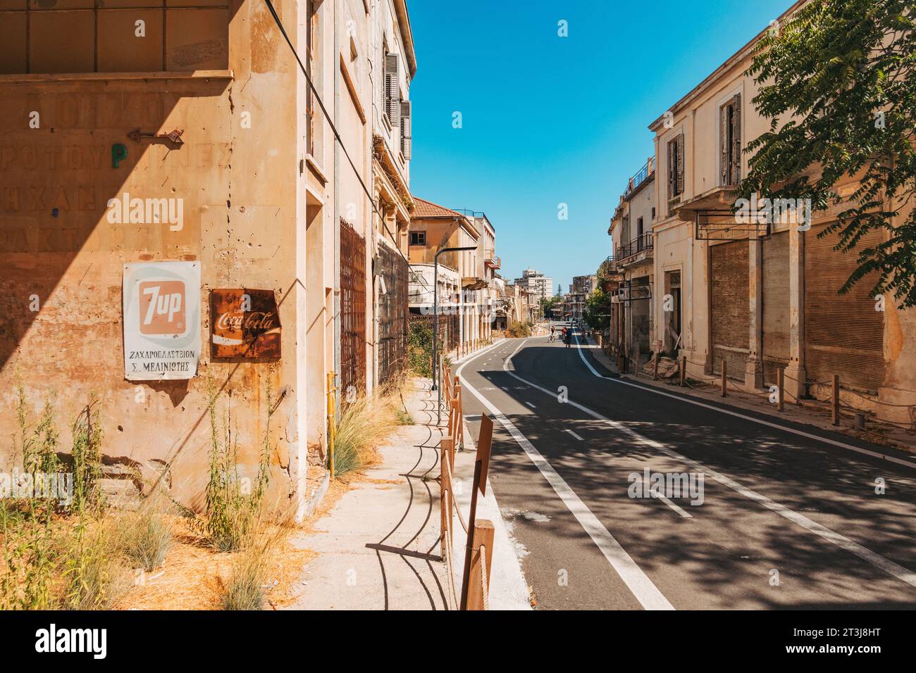 Old 7-Up et Coca-Cola signalisations dans la ville de Varosha, Chypre du Nord. Abandonné en 1974 après l'invasion des troupes turques. Ouvert aux touristes en 2020 Banque D'Images