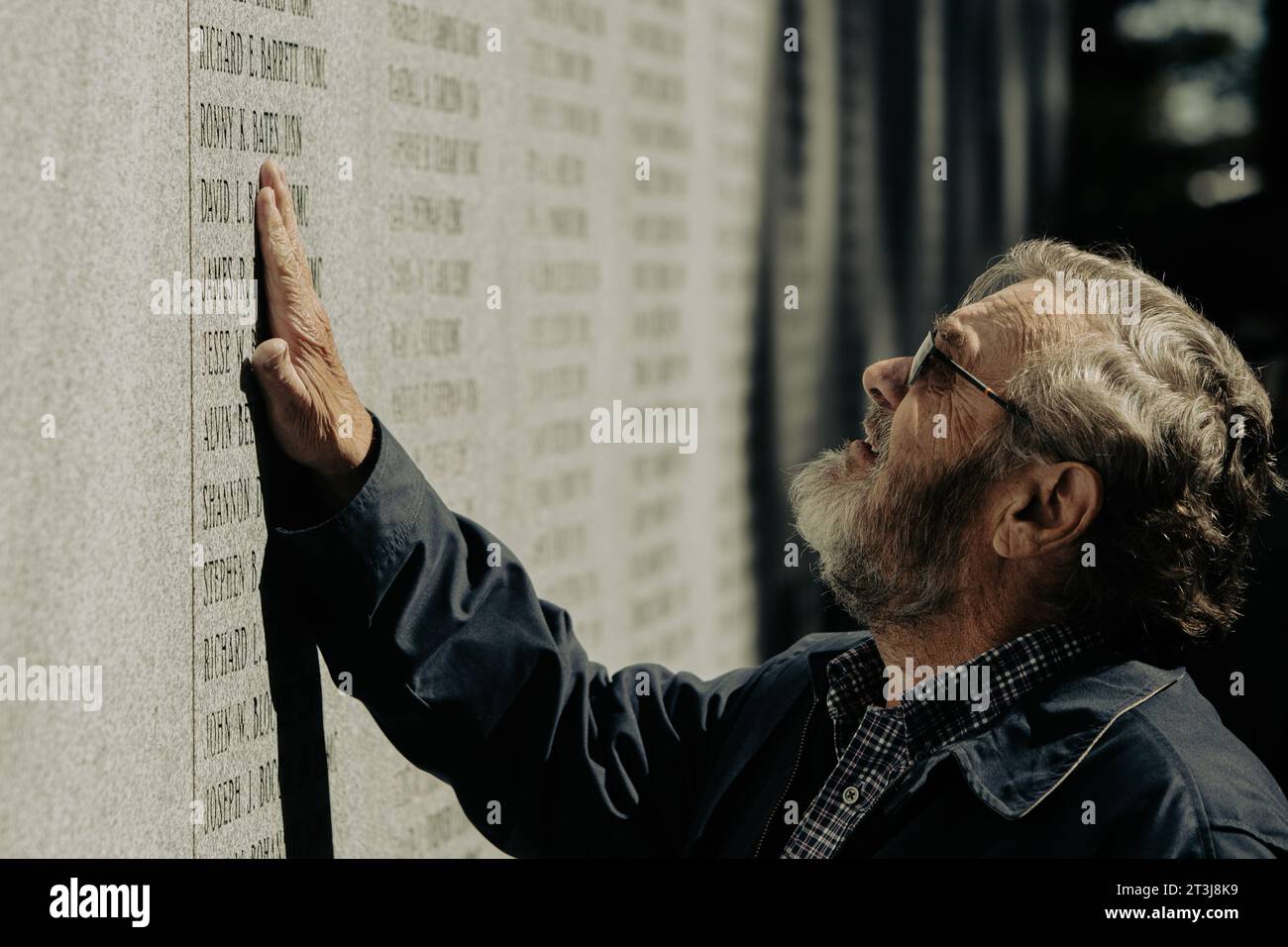 Jacksonville, États-Unis. 23 octobre 2023. Un membre de la famille d'un membre de service tombé rend hommage au mur commémoratif de Beyrouth à la suite de la 40e cérémonie commémorative de Beyrouth au Lejeune Memorial Gardens le 23 octobre 2023 à Jacksonville, Caroline du Nord. La célébration commémorative est en souvenir des vies perdues dans les attaques terroristes à la caserne des Marines américaines à Beyrouth. Crédit : Lcpl. Zachary Zephir/États-Unis Marines/Alamy Live News Banque D'Images