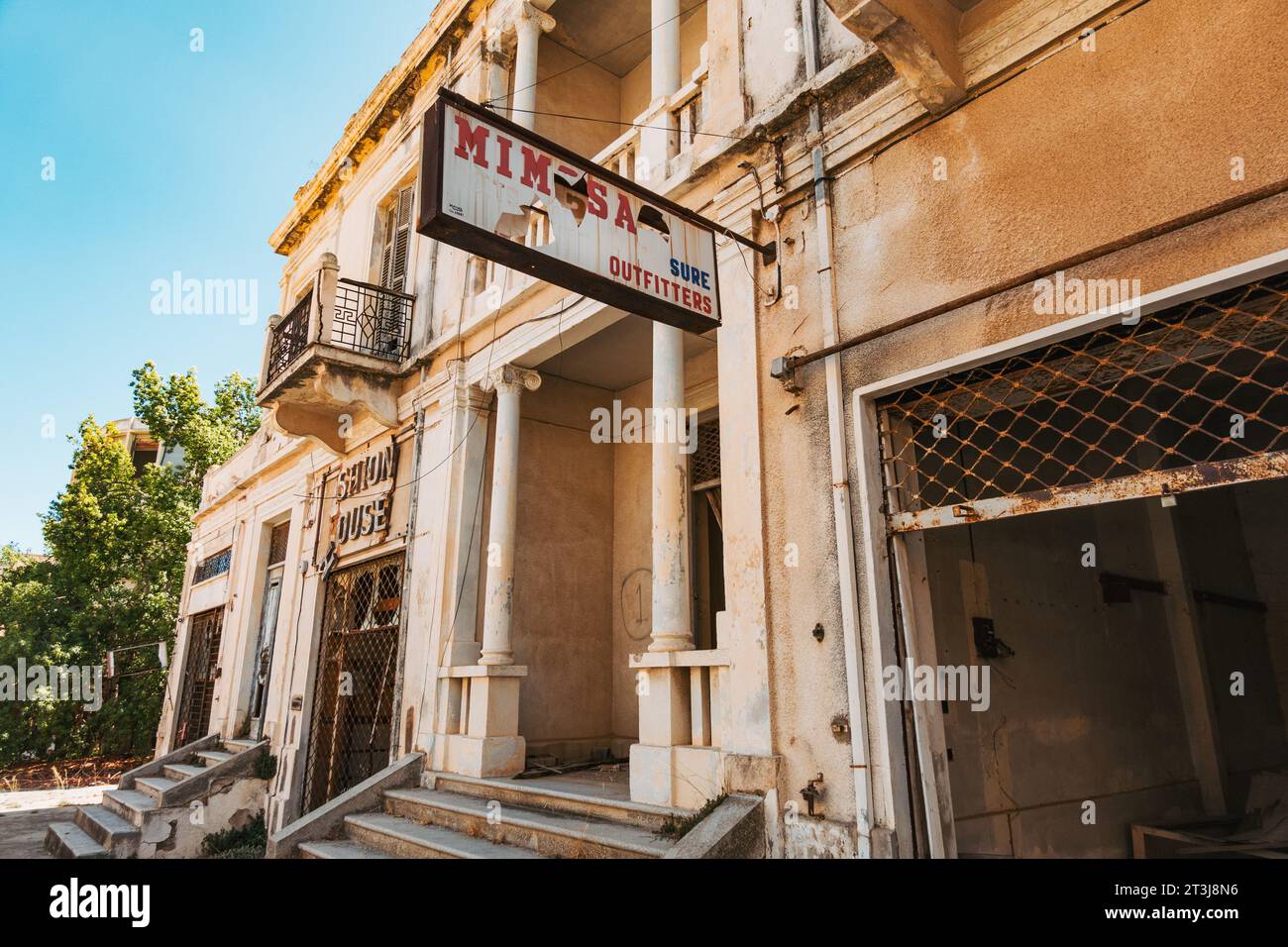 Un vieux panneau au-dessus d'une porte d'une boutique de mode à Varosha, une banlieue de la ville de Famagouste, Chypre, abandonnée depuis 1974 Banque D'Images