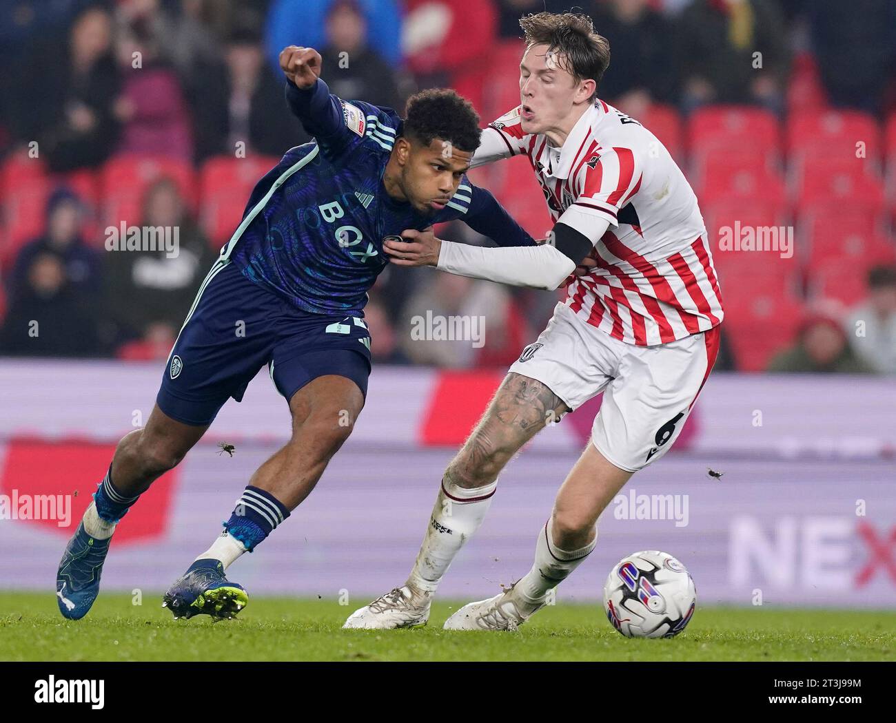 Stoke, Royaume-Uni. 25 octobre 2023. Georginio Rutter de Leeds United (L) est défié par Wouter Burger de Stoke City lors du Sky Bet Championship Match au Bet365 Stadium, Stoke. Le crédit photo devrait se lire : Andrew Yates/Sportimage crédit : Sportimage Ltd/Alamy Live News Banque D'Images