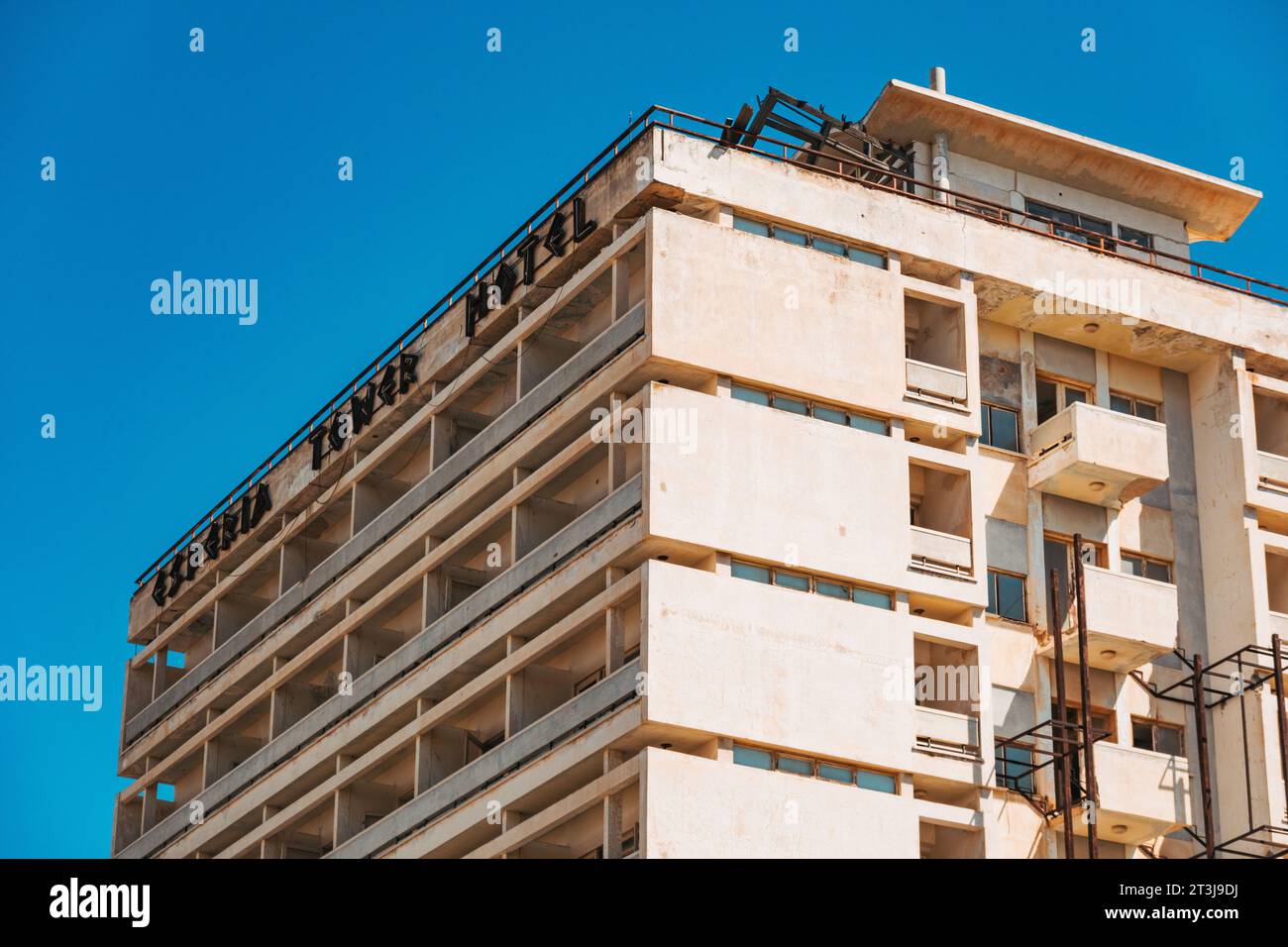 L'hôtel abandonné Esperia Tower à Varosha, dans le nord de Chypre. Autrefois une station balnéaire florissante, elle a été envahie par les troupes turques en 1974 Banque D'Images
