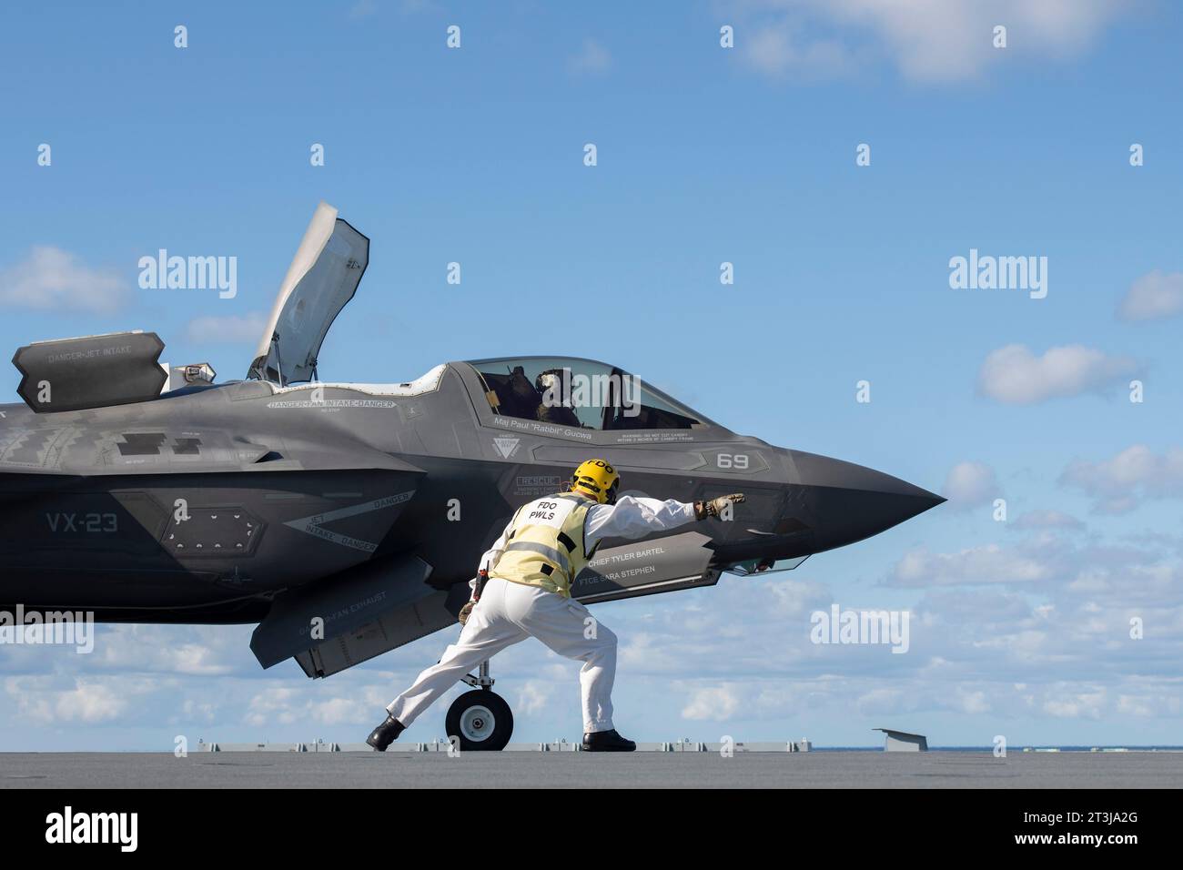 Patuxent River, États-Unis. 24 octobre 2023. Un pilote d'avion de la Royal Navy commande un avion de chasse furtif F-35B Lightning II du corps des Marines de lancer à partir du pont d'envol du porte-avions de classe Queen Elizabeth de la Royal Navy HMS Prince of Wales lors des essais en vol de phase de développement 3, le 24 octobre 2023 au large des côtes du Maryland, aux États-Unis. Crédit : Michael Jackson/États-Unis Navy photo/Alamy Live News Banque D'Images