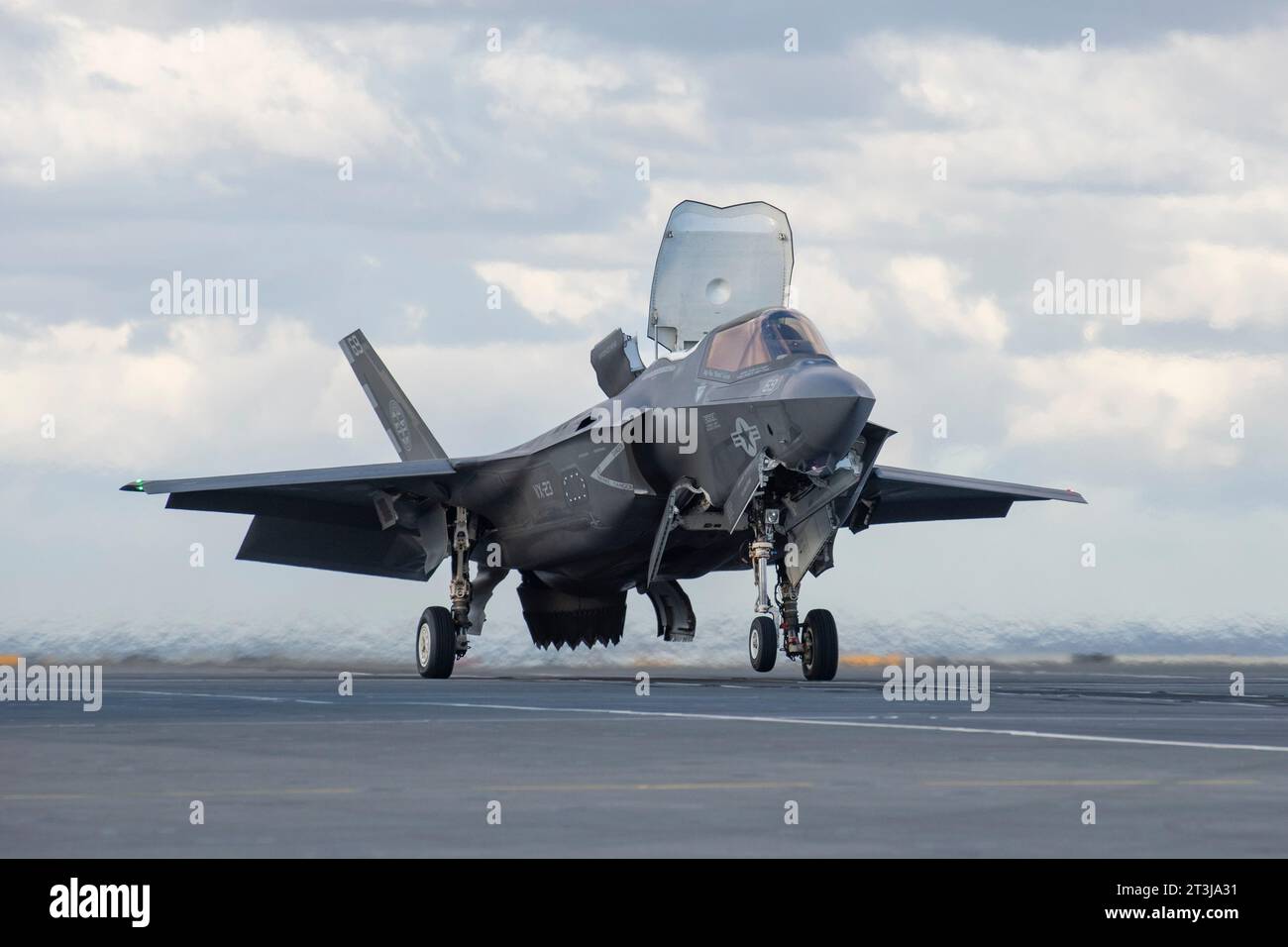 Patuxent River, États-Unis. 24 octobre 2023. Un avion de chasse furtif F-35B Lightning II du corps des Marines effectue un atterrissage vertical roulant embarqué sur le pont d'envol du porte-avions HMS Prince of Wales de classe Queen Elizabeth de la Royal Navy lors d'essais en vol de phase 3 de développement, le 24 octobre 2023 au large des côtes du Maryland, aux États-Unis. Crédit : Kyra Helwick/États-Unis Navy photo/Alamy Live News Banque D'Images