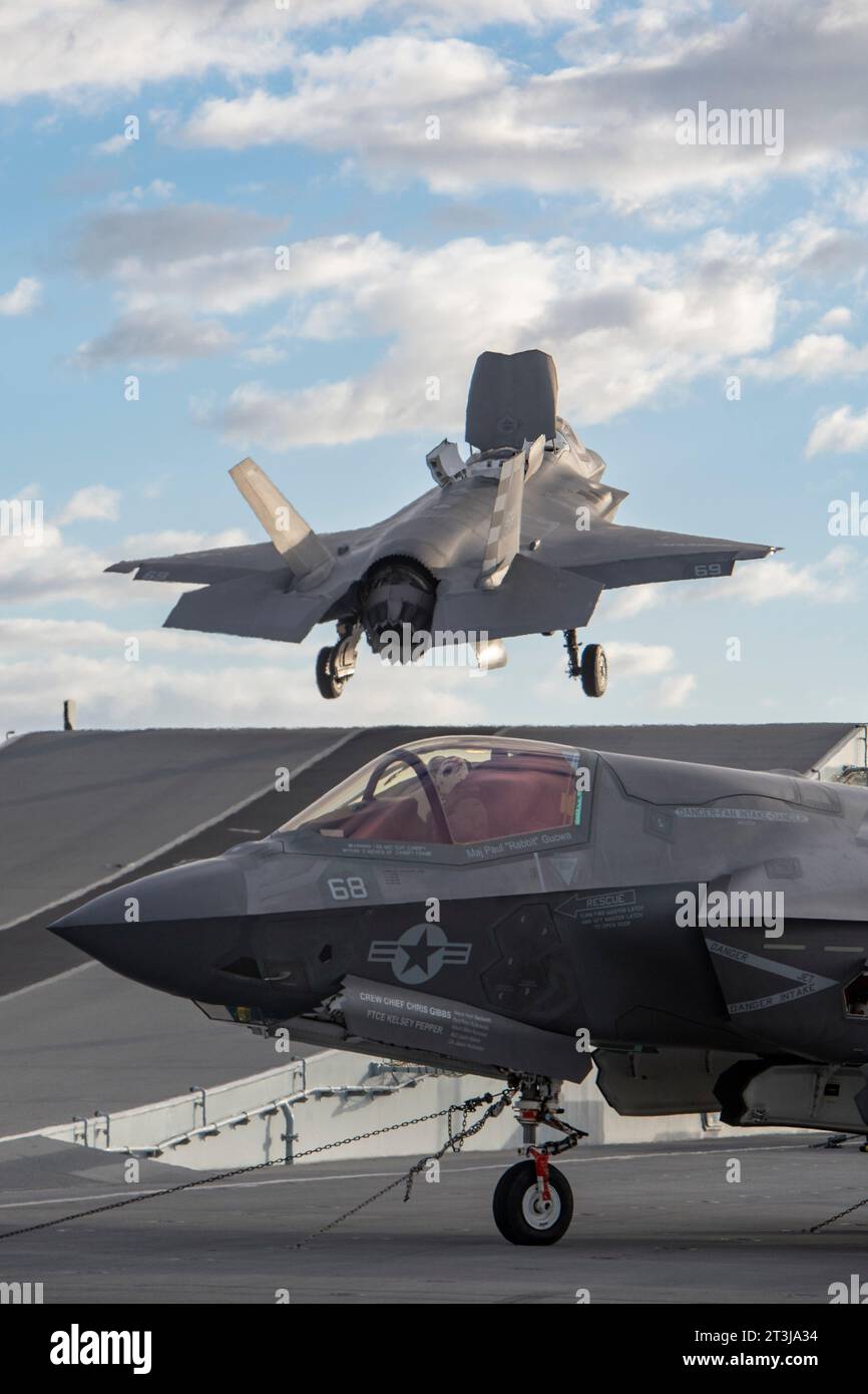 Patuxent River, États-Unis. 24 octobre 2023. Un avion de chasse furtif F-35B Lightning II du corps des Marines effectue un lancement STO depuis un saut à ski sur le pont d'envol du porte-avions HMS Prince of Wales de classe Queen Elizabeth de la Royal Navy lors d'essais en vol de phase 3 de développement, le 24 octobre 2023 au large des côtes du Maryland, aux États-Unis. Crédit : Kyra Helwick/États-Unis Navy photo/Alamy Live News Banque D'Images