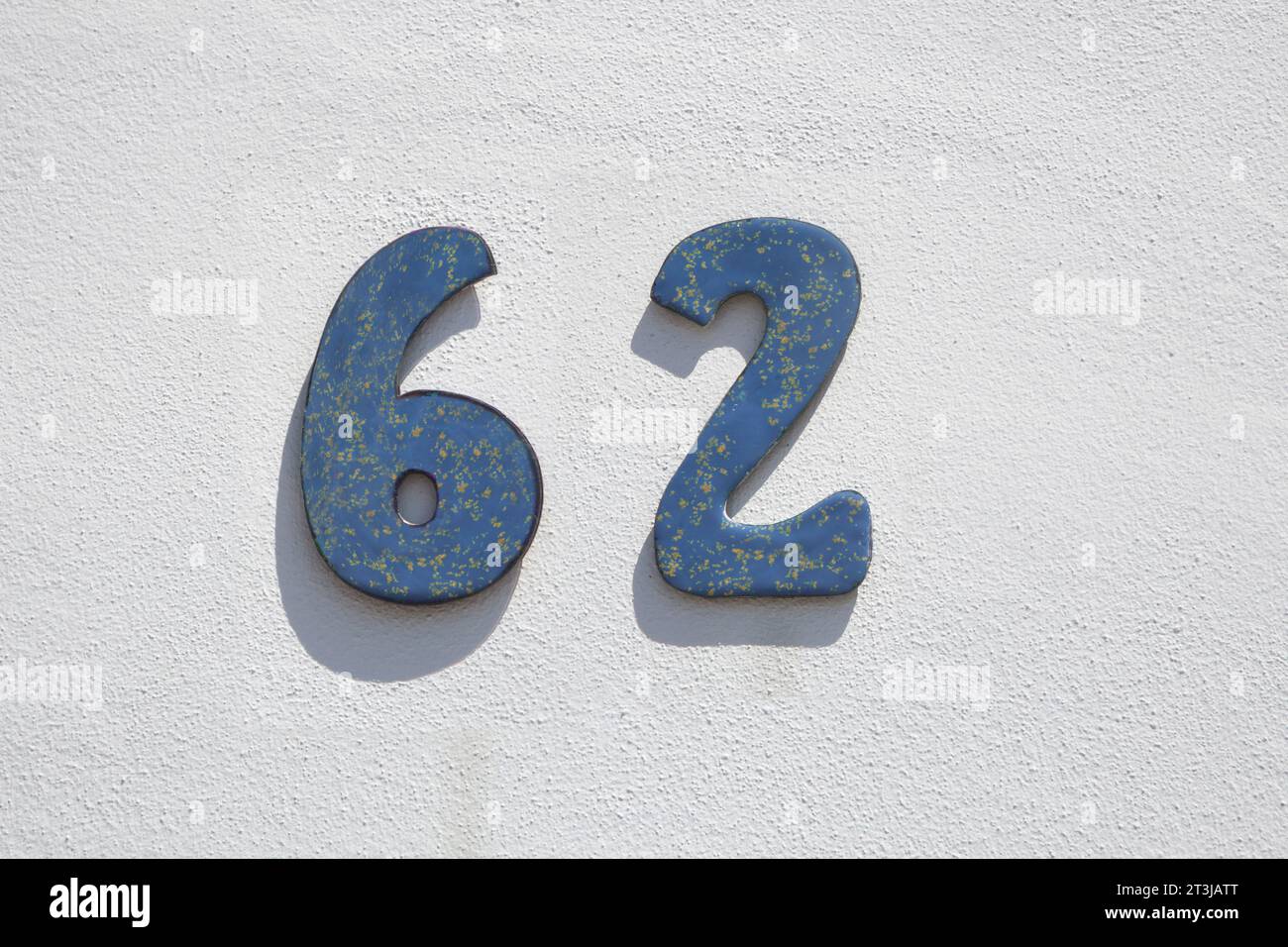 Maison numéro 62. Fer peint sur mur blanchi à la chaux. Maisons avec concept de personnalité Banque D'Images