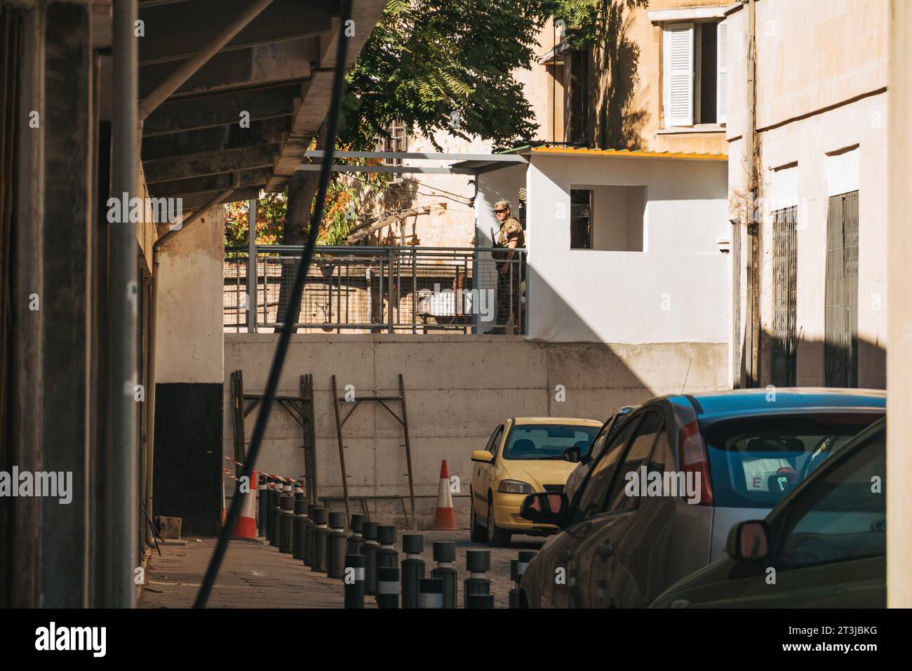 Une tour de surveillance de la zone tampon des Nations Unies dans la vieille ville fortifiée de Nicosie, Chypre Banque D'Images