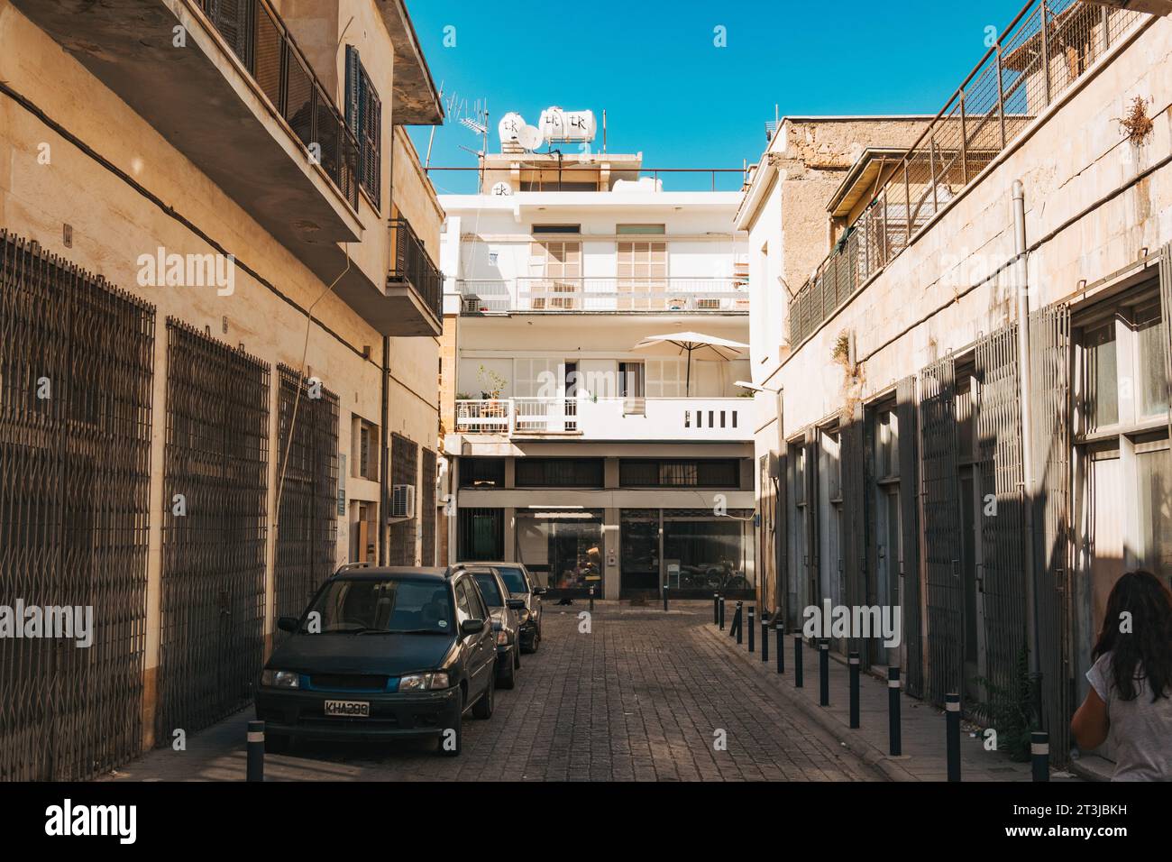 Une rue calme dans la vieille ville fortifiée de Nicosie, Chypre Banque D'Images