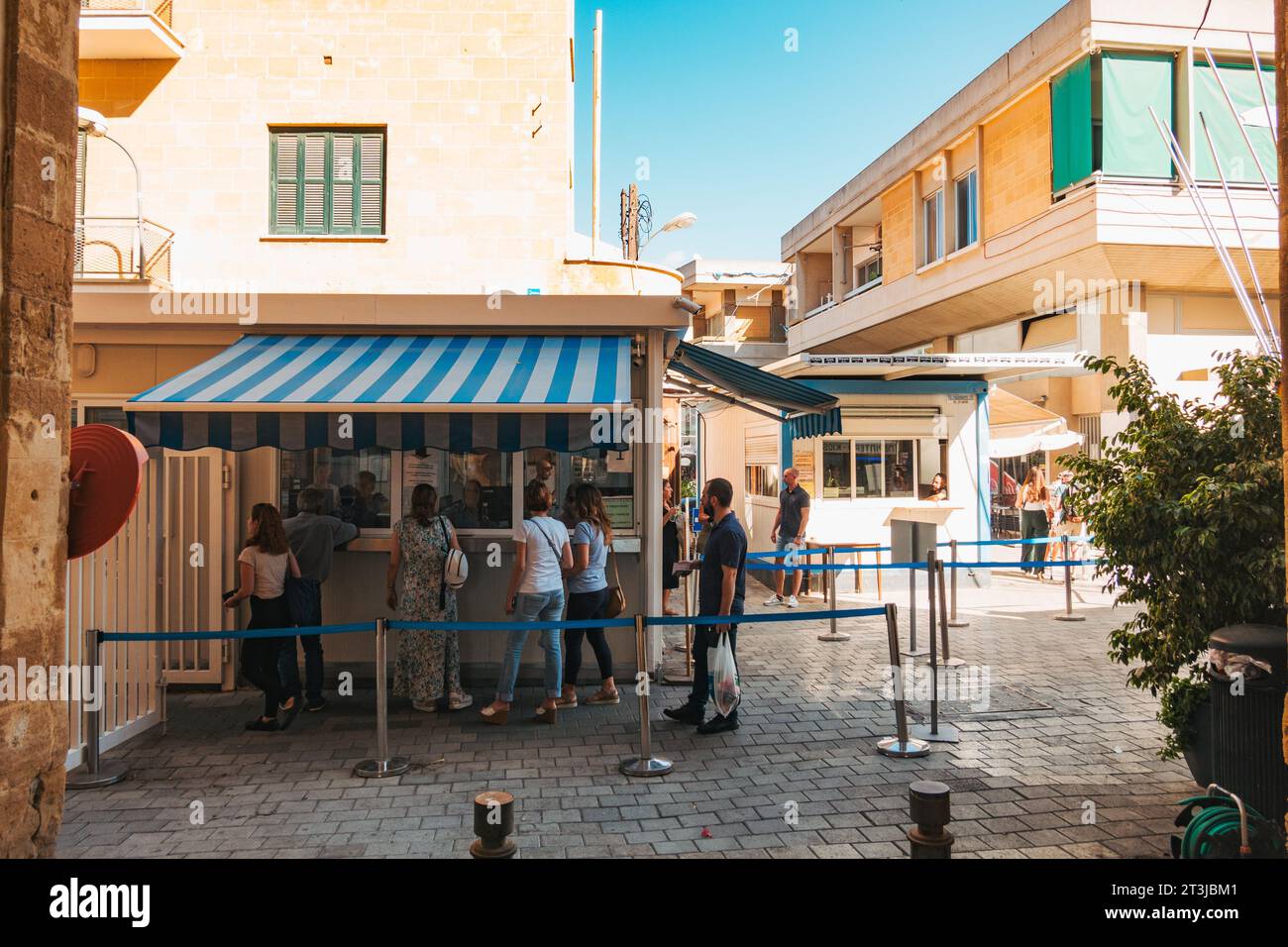 Un poste de contrôle de police au point de passage de la rue Ledra, sur le côté sud de la zone tampon des Nations Unies dans la ville de Nicosie, Chypre Banque D'Images