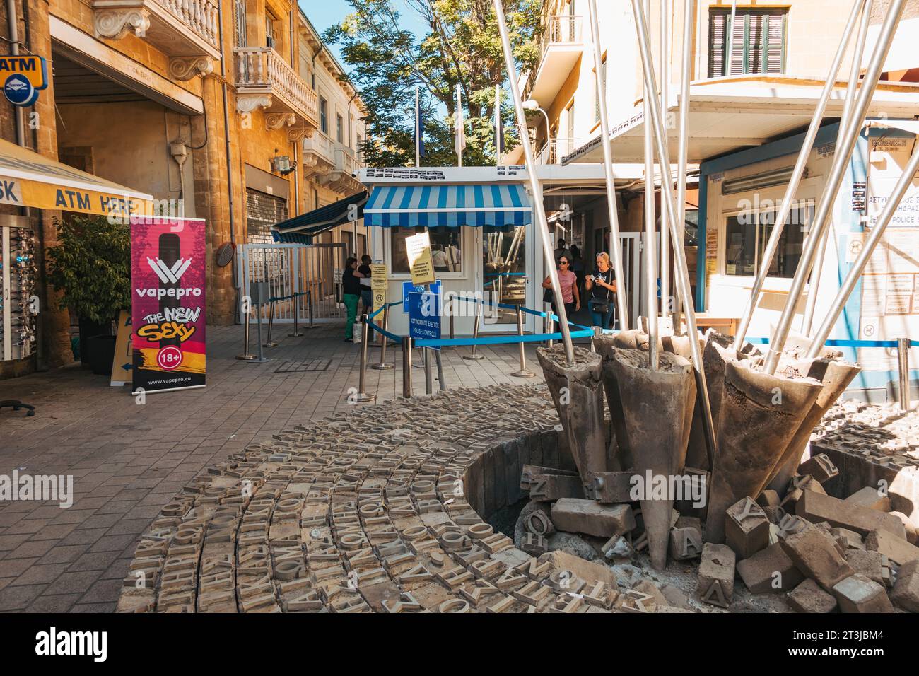 Côté sud du croisement de la rue Ledra sur la zone tampon des Nations Unies à Nicosie, Chypre. Une sculpture intitulée « Resolution » peut être vue au premier plan Banque D'Images