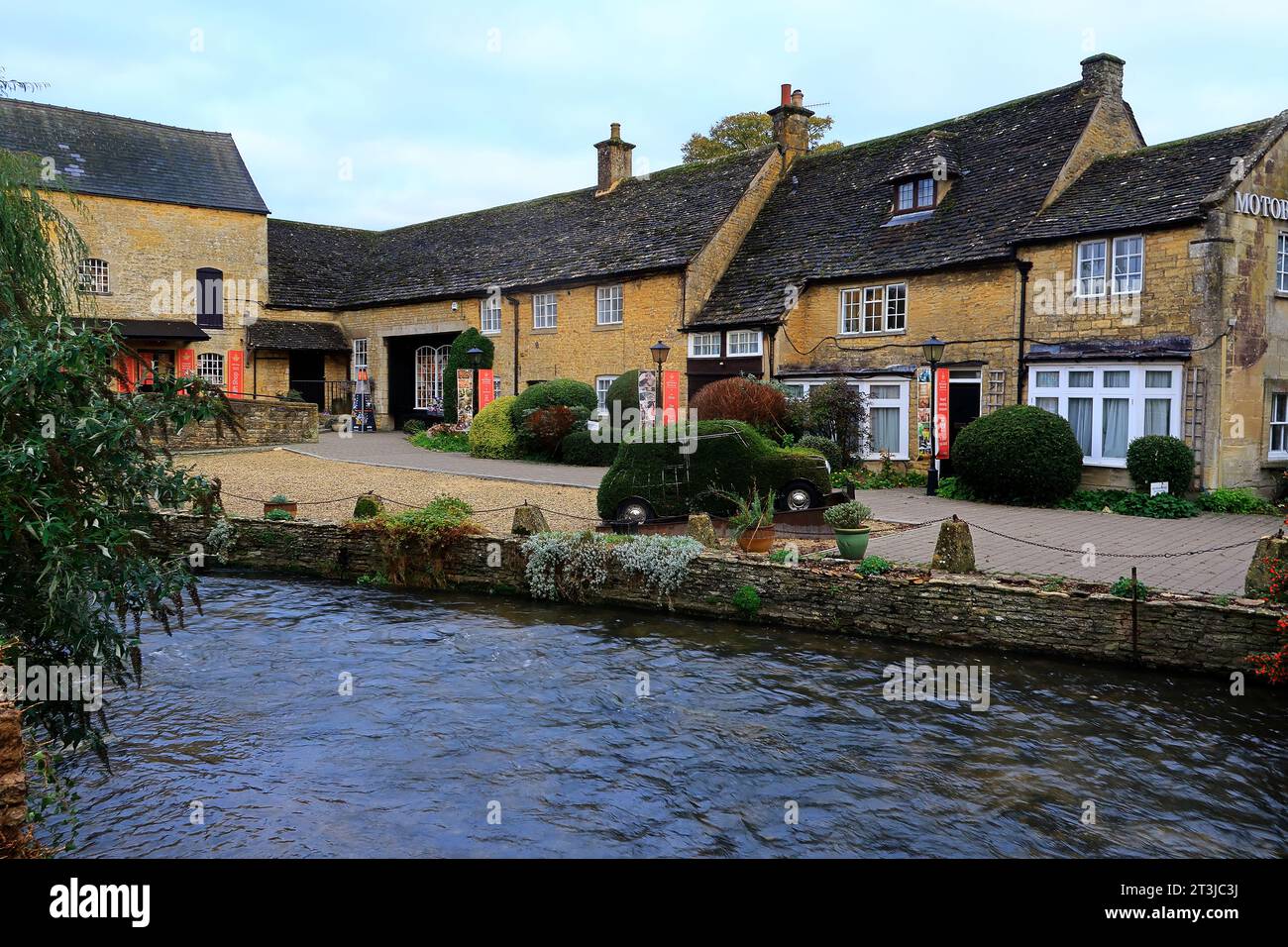 L'entrée du musée de l'automobile et de la rivière Windrush à Bourton sur l'eau Banque D'Images