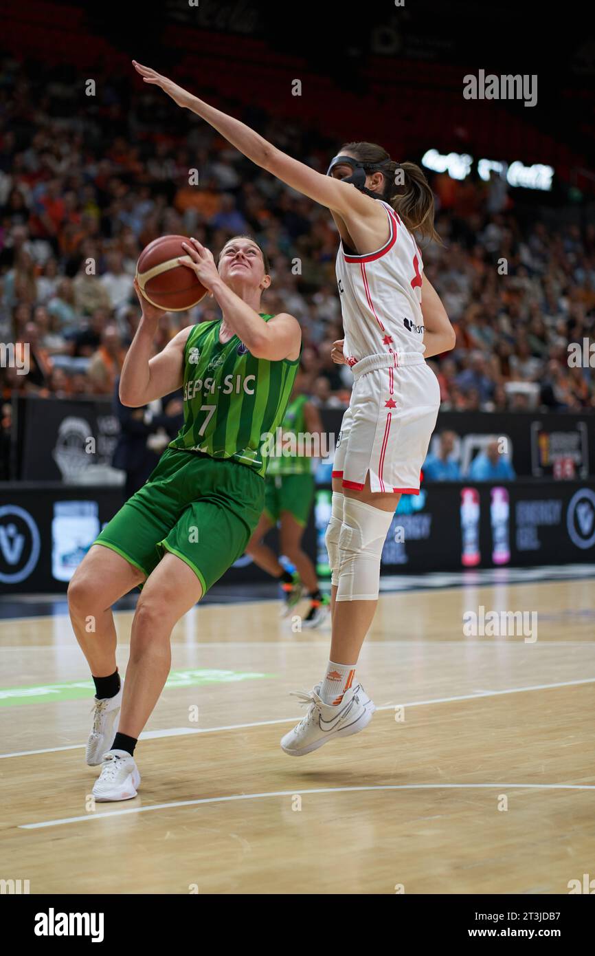 Borislava Hristova de LDLC ACS SEPSI (G) et Rebecca Allen de Valencia basket (R) en action lors de la ronde 4 de l'Euro League Womens le 25 octobre 2023 Banque D'Images